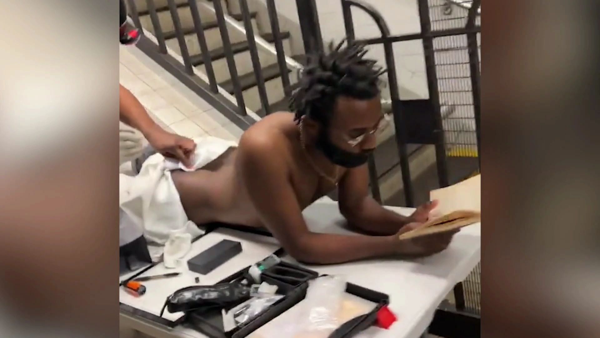 In New York, a man gets a tattoo on his buttocks on the subway