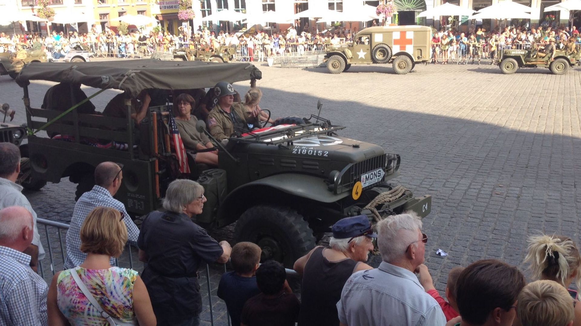 Des véhicules de la seconde guerre, camions, voitures et blindés, ont défilé devant un public familial sur la Grand-Place de Mons