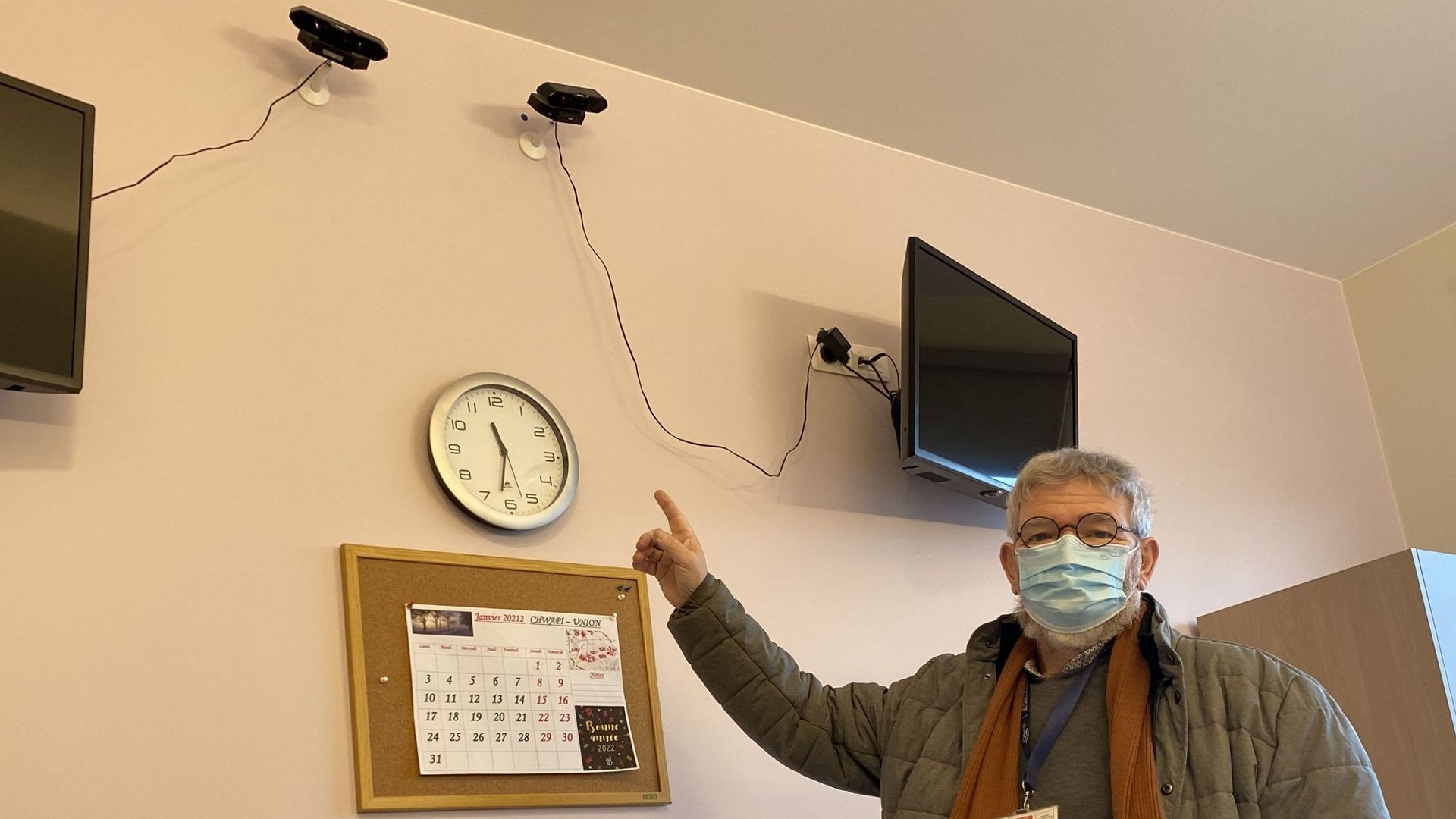 Patrick Dewaele, responsable du comité de prévention des chutes au centre hospitalier de Wallonie picarde, nous montre les capteurs installés dans chaque chambre du service gériatrie.