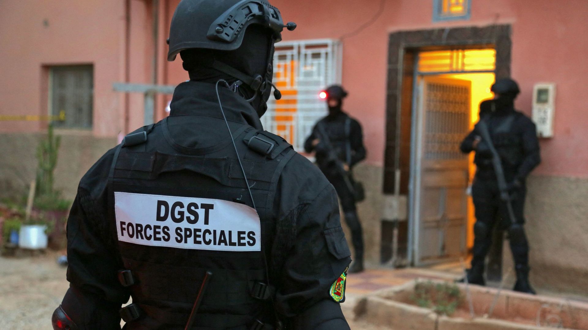 Image d’illustration : des membres du Bureau central d’investigation judiciaire (BCIJ) du Maroc, qui supervise les opérations antiterroristes, se rassemblent devant une maison dans la ville d’Errachidia, dans le sud du pays, le 14 septembre 2021.