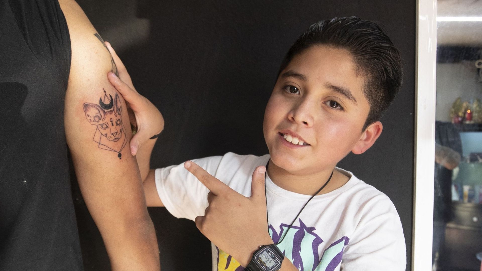 Brandon Burgos pose après avoir tatoué une personne dans la ville de Puebla, dans l'État de Puebla, au Mexique, le 10 novembre 2021.