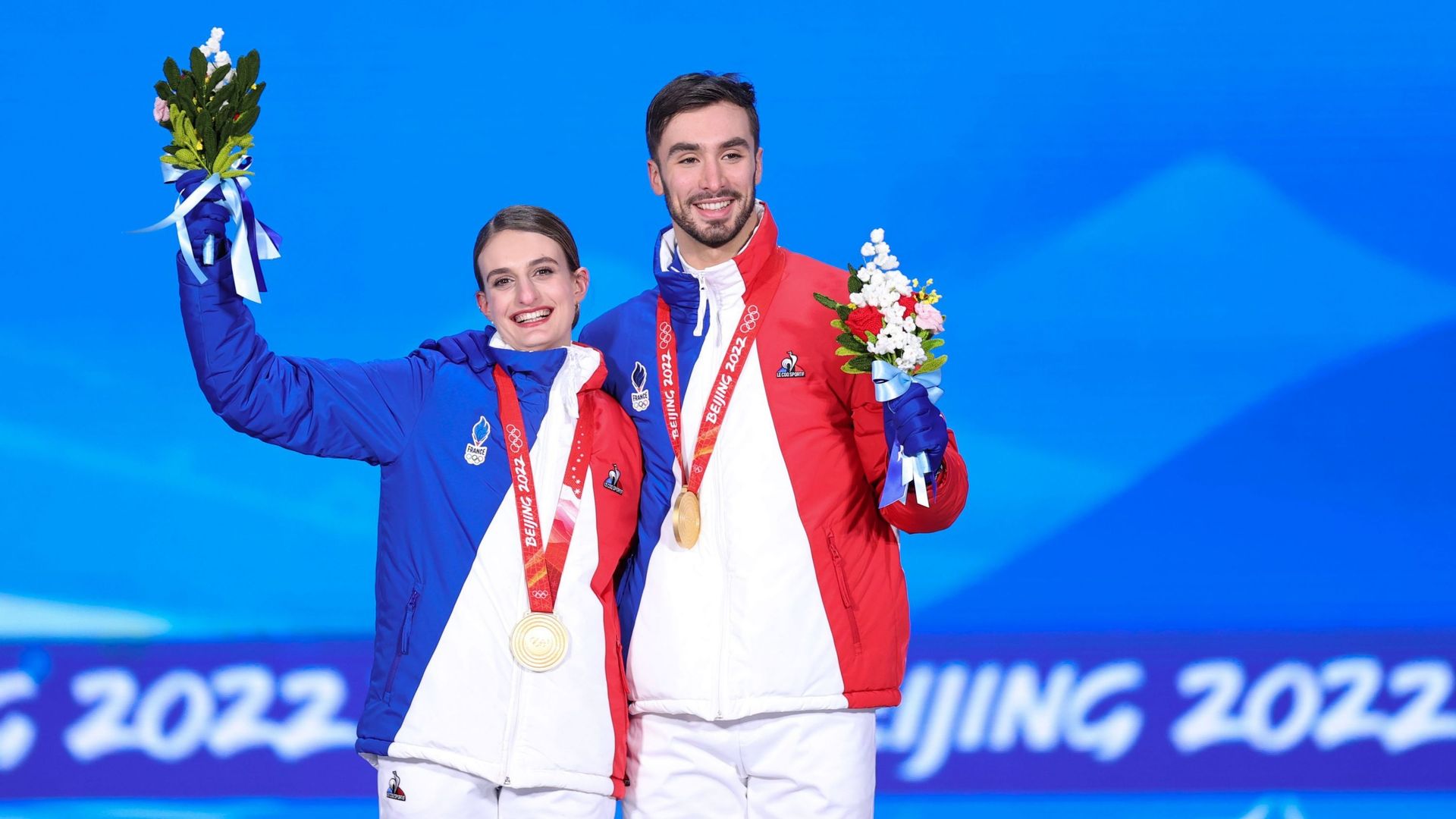 Guillaume Cizeron et sa partenaire avec l’or olympique