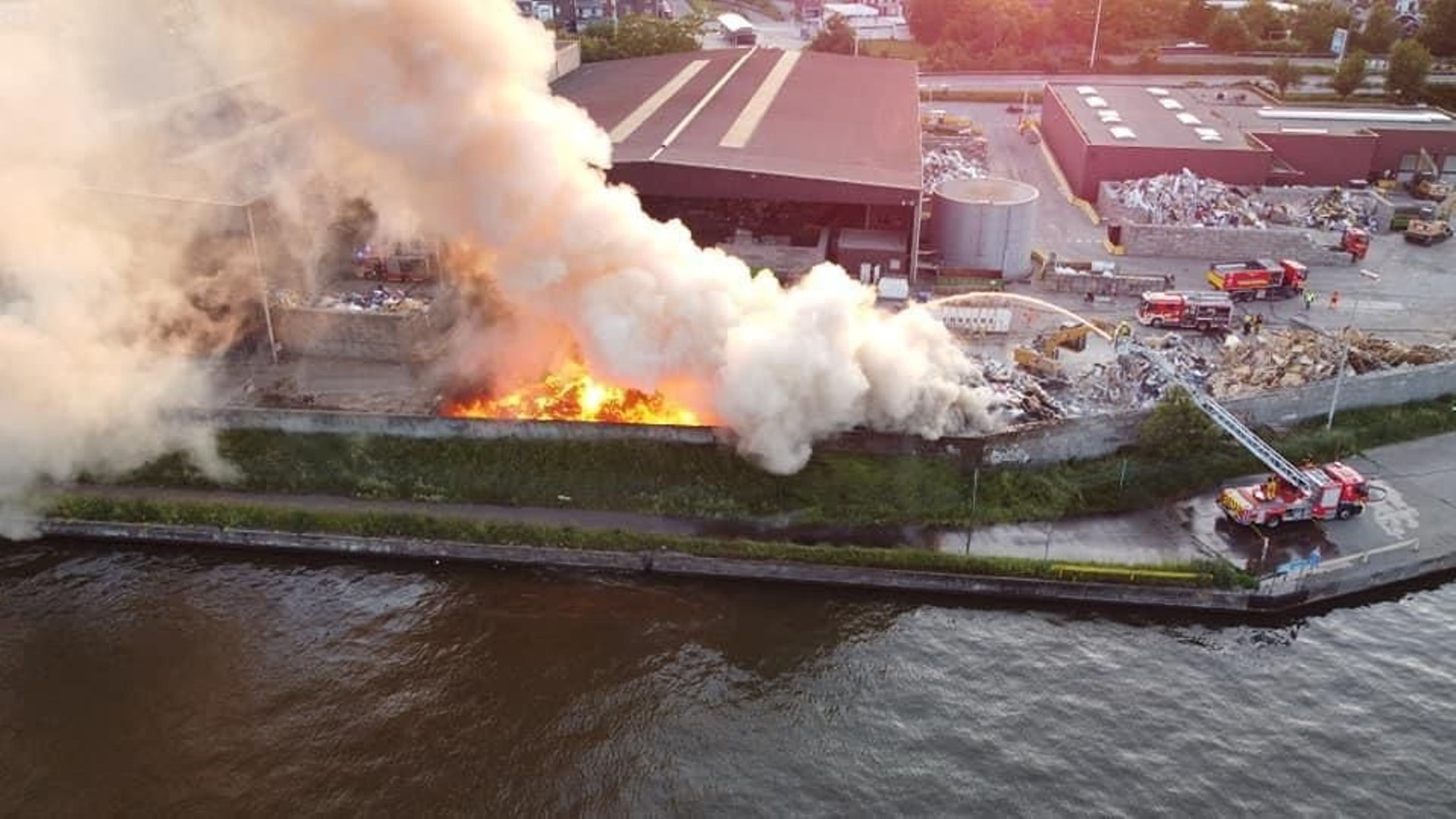 L'incendie provoque un important dégagement de fumée