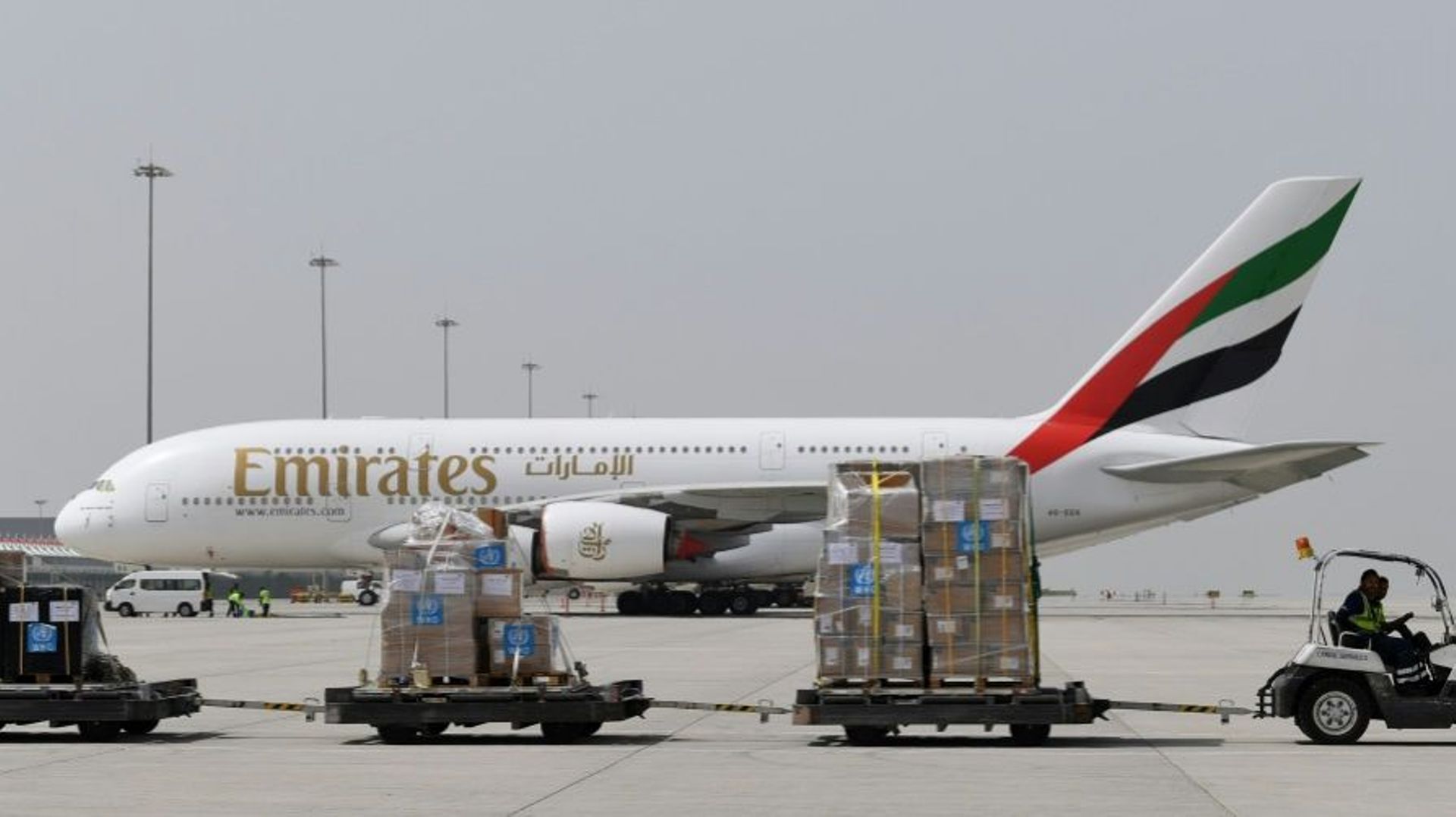 emirates-va-interrompre-tous-ses-vols-commerciaux-a-compter-de-mercredi