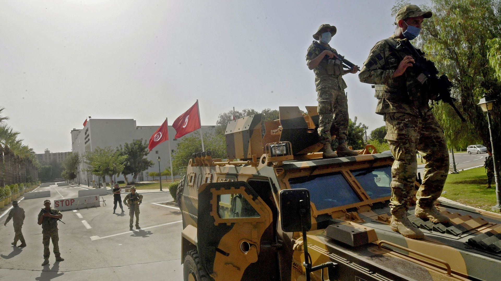 Les forces militaires tunisiennes gardent la zone autour du bâtiment du parlement dans la capitale Tunis le 26 juillet 2021, à la suite de manifestations en réaction à une décision du président la nuit dernière de suspendre le parlement et de limoger le P