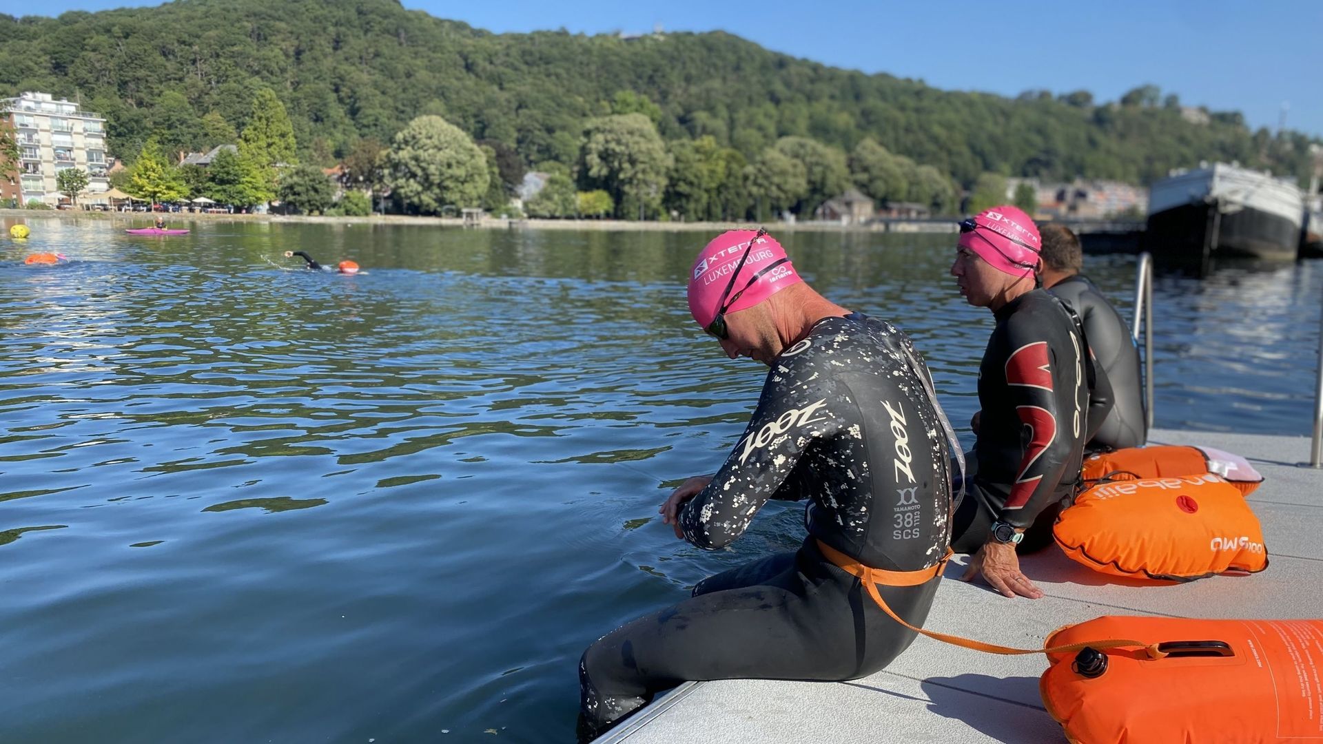 Nager dans la Meuse est interdit, sauf pour les membres du Club Namur Nage en Meuse, qui organise des séances d’entraînement le samedi matin à Jambes.
