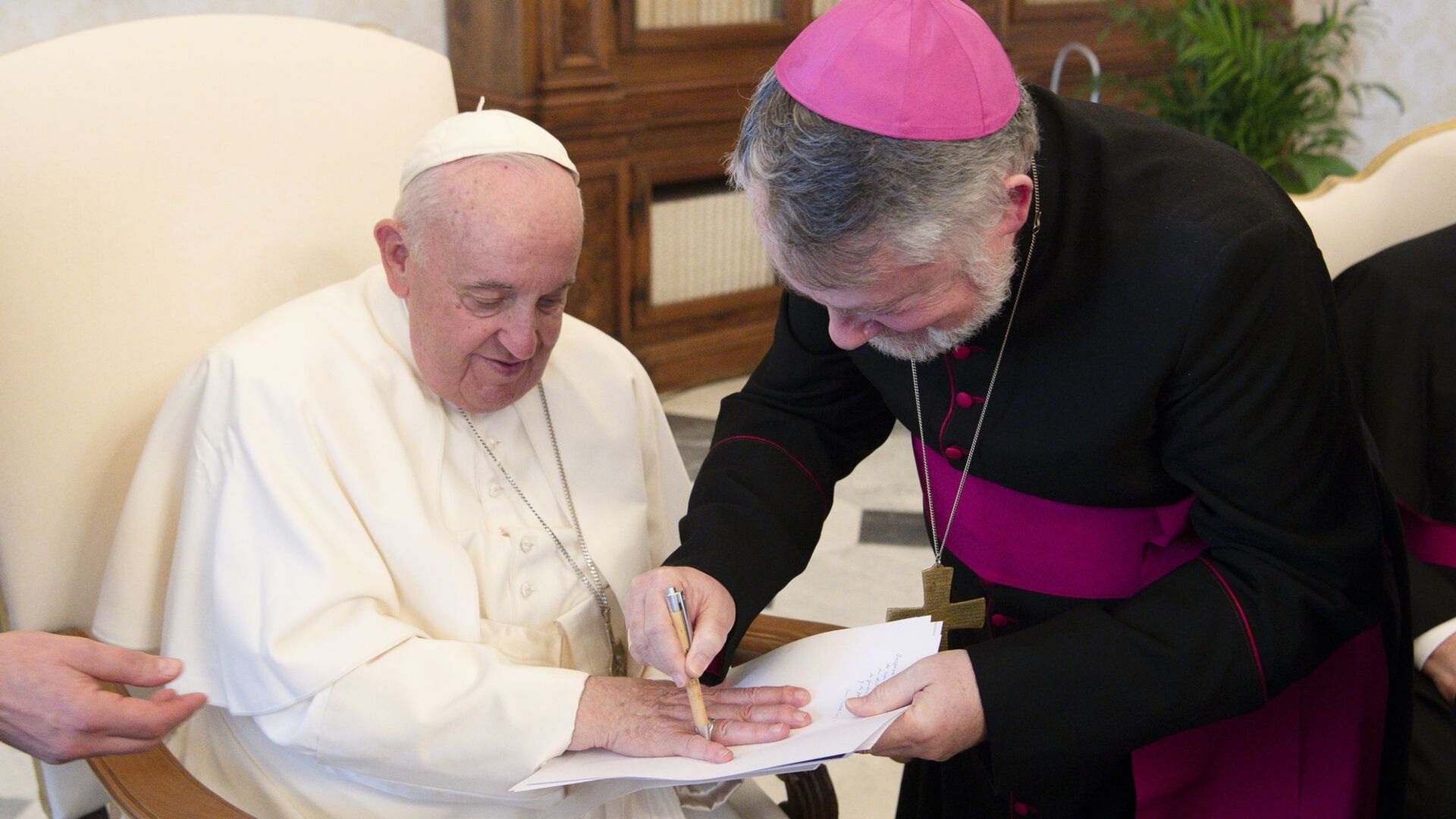 L'évêque Jean Kockerols dessine l'empreinte de la main du Pape François dans la Cité du Vatican