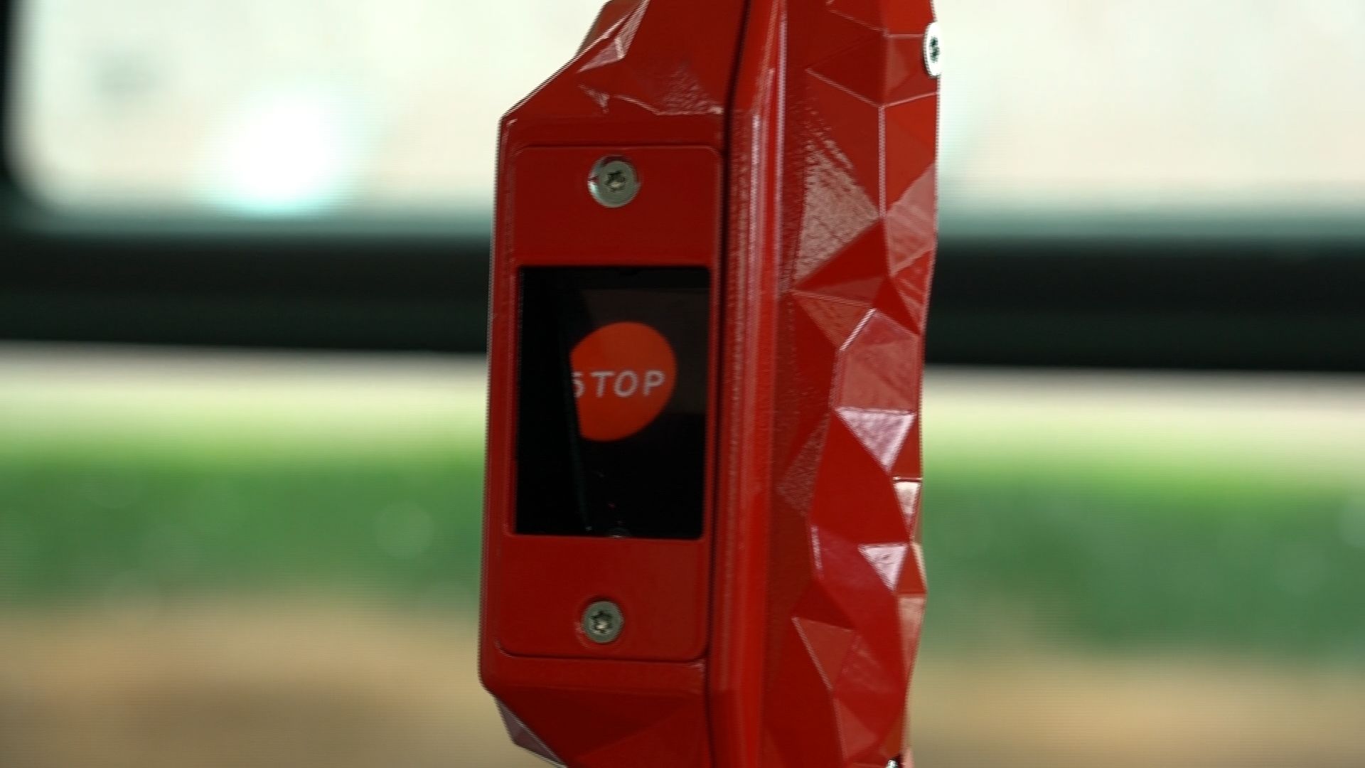 Bouton Stop holographique actif dans un autobus