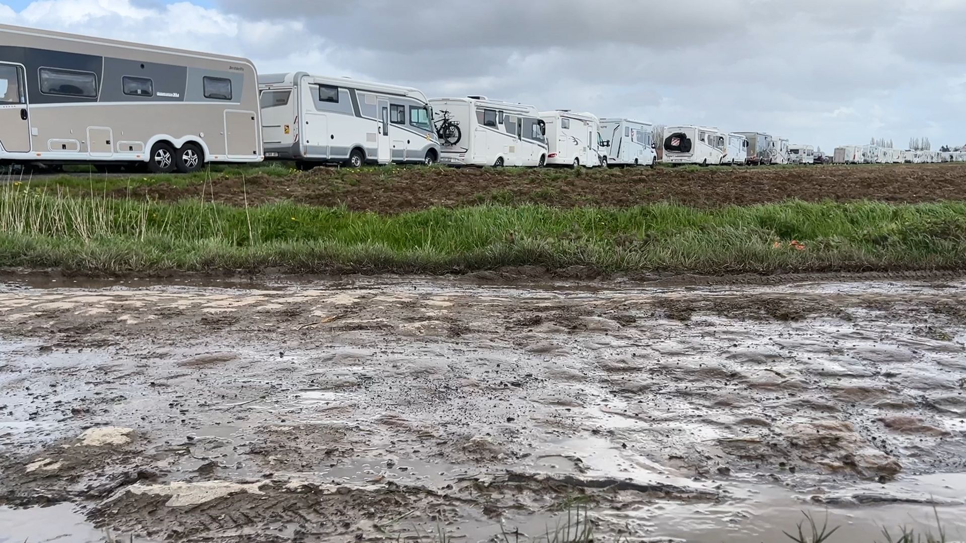 À l'approche de Paris-Roubaix, les camping-cars prennent d'assaut les pavés : 'On est là depuis mercredi'