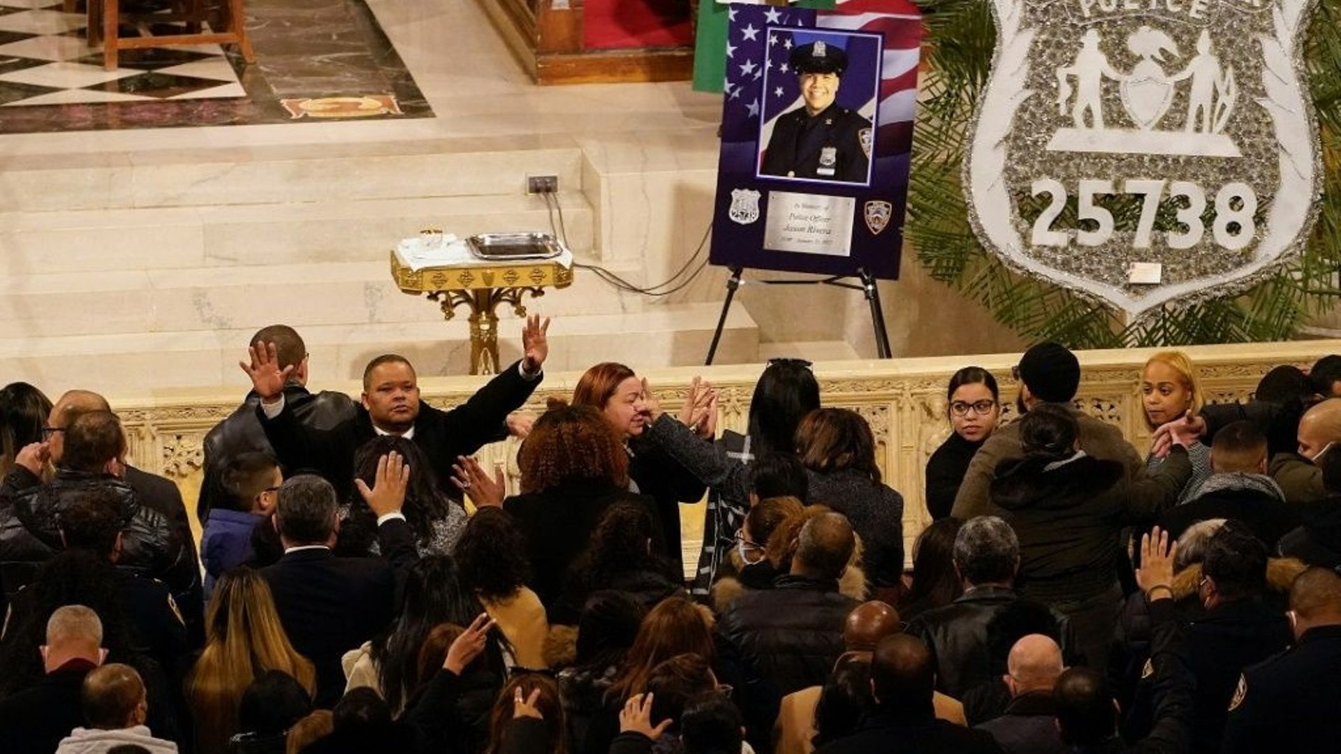 Des proches du policier décédé Jason Rivera à New York le 28 janvier 2022