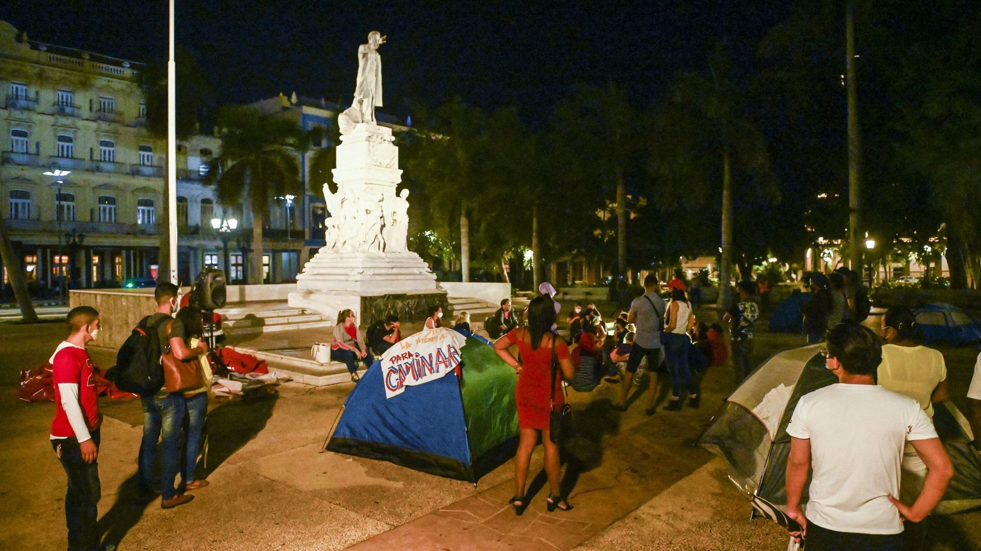 De jeunes Cubains pro-gouvernementaux sous la statue du héros national Jose Marti, où doit se terminer une manifestation de l'opposition prévue pour le 15 novembre à La Havane.