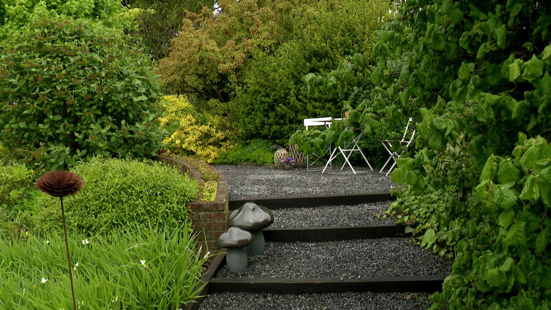 Escaliers menant à une terrasse au jardin