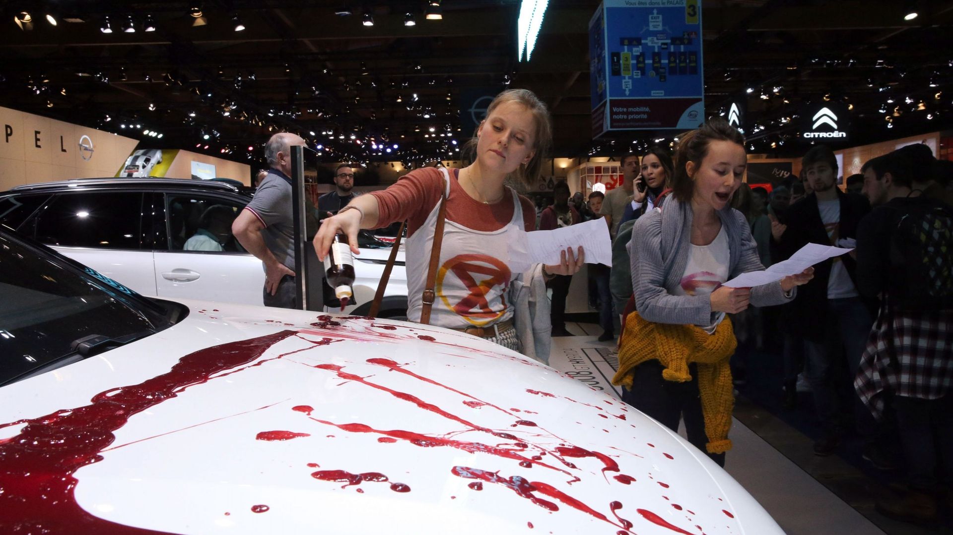 Salon de l'auto: des militants d'Extinction Rebellion s'enchainent aux volants et taguent des voitures avec du sang