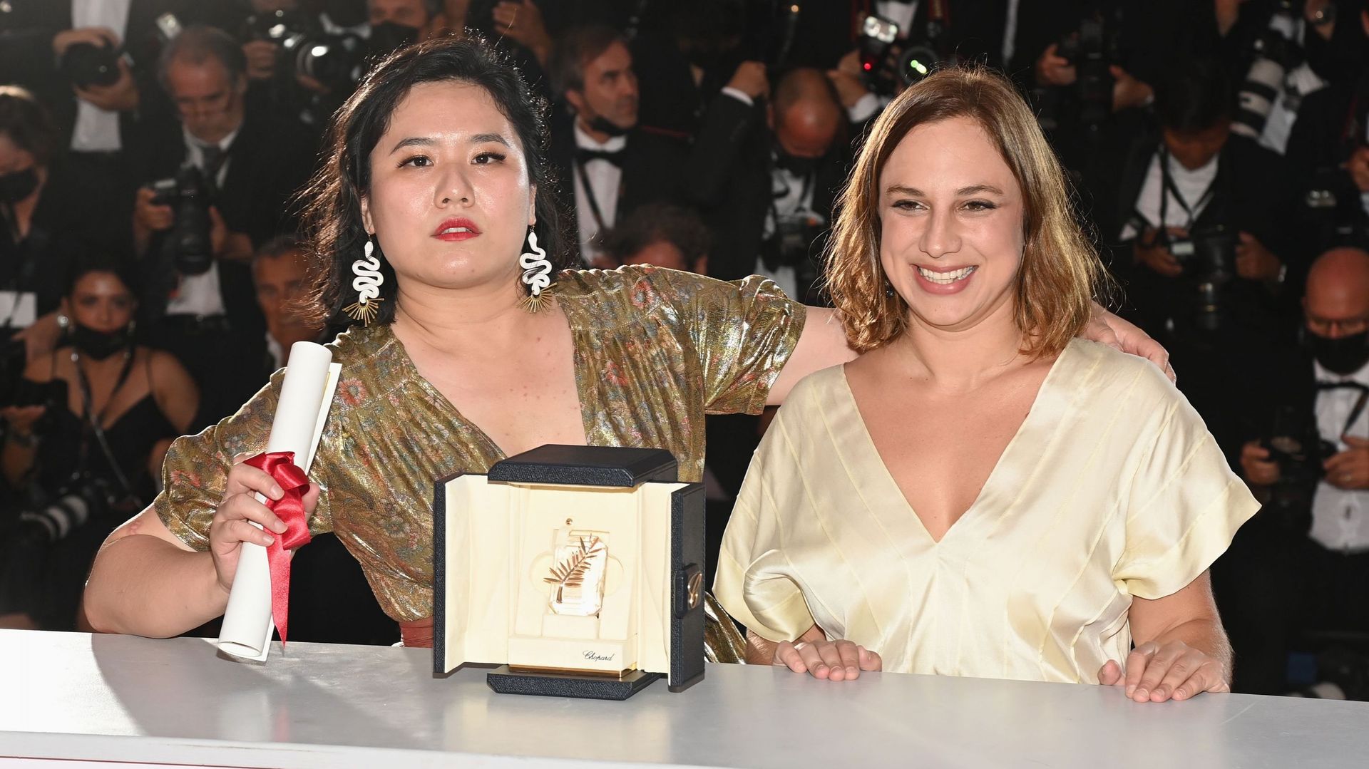 Tang Yi et Lasmin Tenucci posent avec le prix du meilleur court métrage pour 'Tous les corbeaux du monde' lors du 74e Festival de Cannes annuel, le 17 juillet 2021 à Cannes, France.