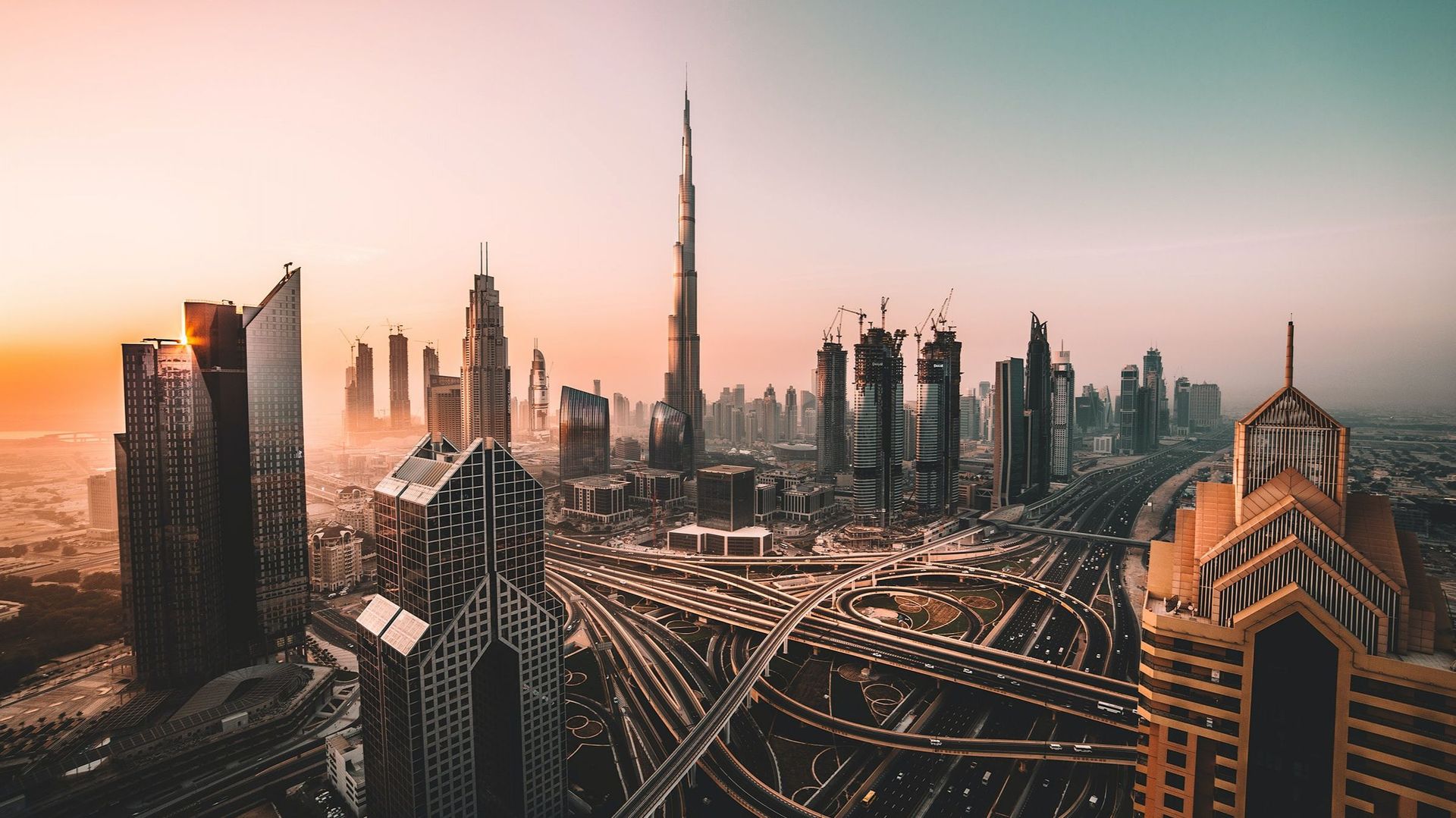 La minute insolite : Dubaï, véritable paradis de la construction, est un aimant à grues