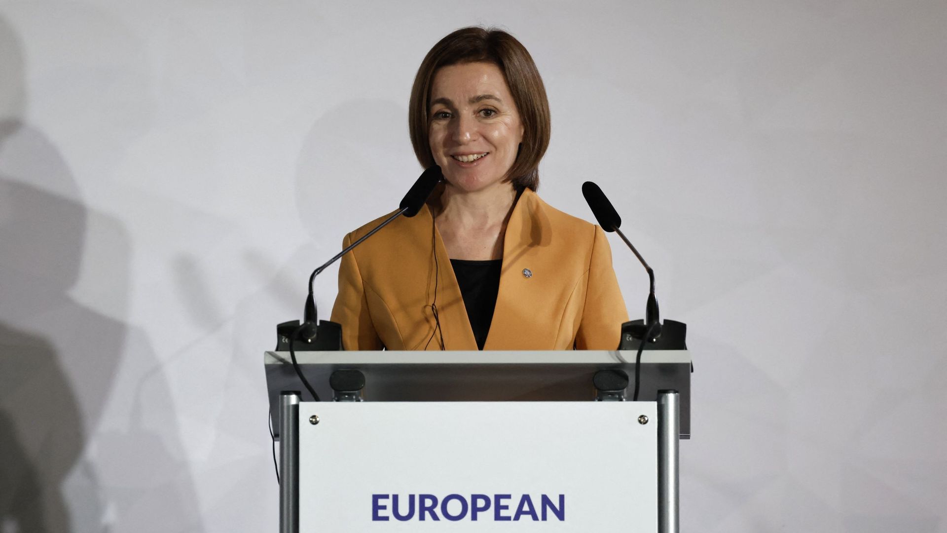 La présidente de la Moldavie, Maia Sandu, tient une conférence de presse avec le président français et le premier ministre tchèque lors du sommet européen à Prague, le 6 octobre 2022.