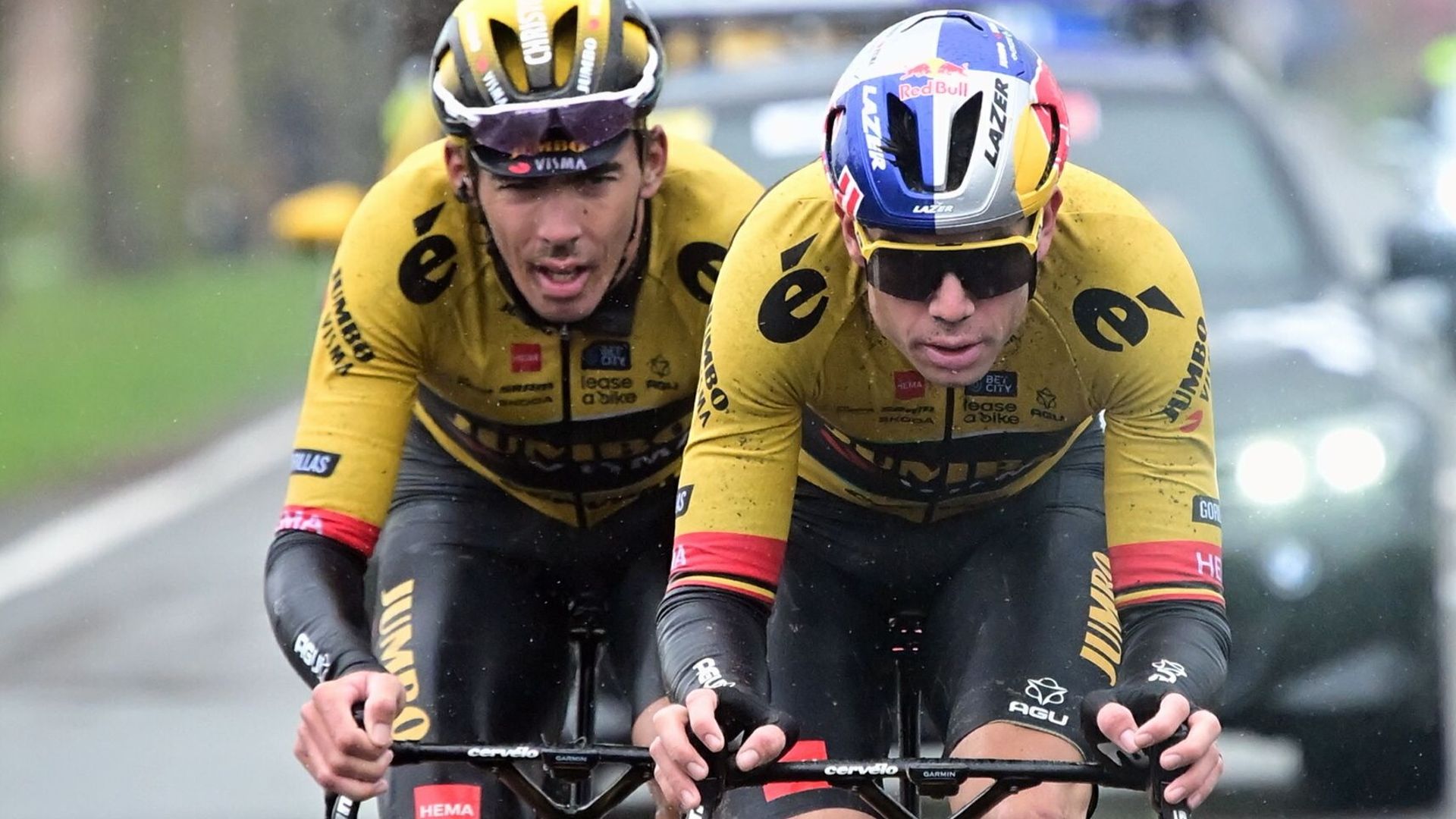 Cyclisme : Wout van Aert (à droite) et Christophe Laporte (à gauche) sur les routes de Gand-Wevelgem 2023. Le duo emmènera une nouvelle fois la Jumbo-Visma pour Paris-Roubaix.