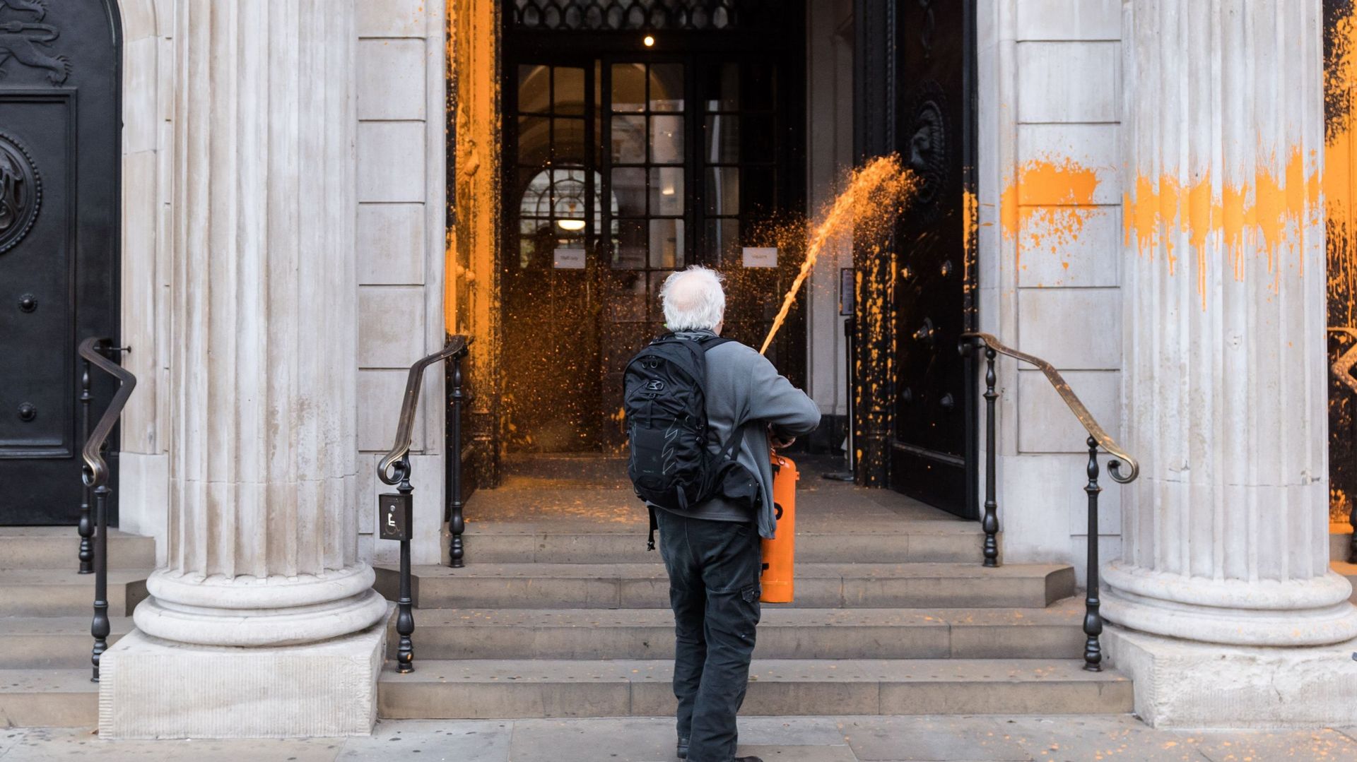 Un supporter de Just Stop Oil pulvérise de la peinture sur la Banque d'Angleterre au 31e jour d'une manifestation continue pour exiger que le gouvernement britannique arrête les nouveaux projets pétroliers et gaziers à Londres, au Royaume-Uni, le 31 octob