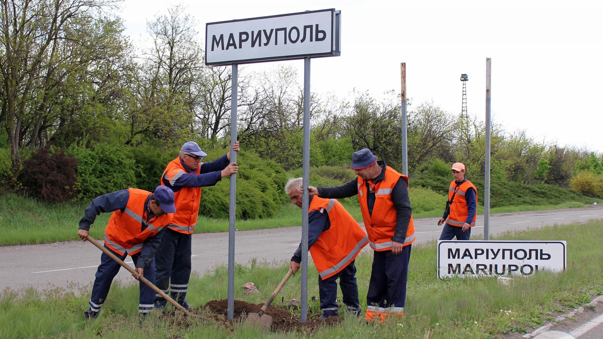 Le ministère des Transports de la république autoproclamée de Donetsk a publié cette photo sur laquelle des ouvriers remplacent les panneaux ukrainiens par des panneaux russes à Marioupol (Ukraine).