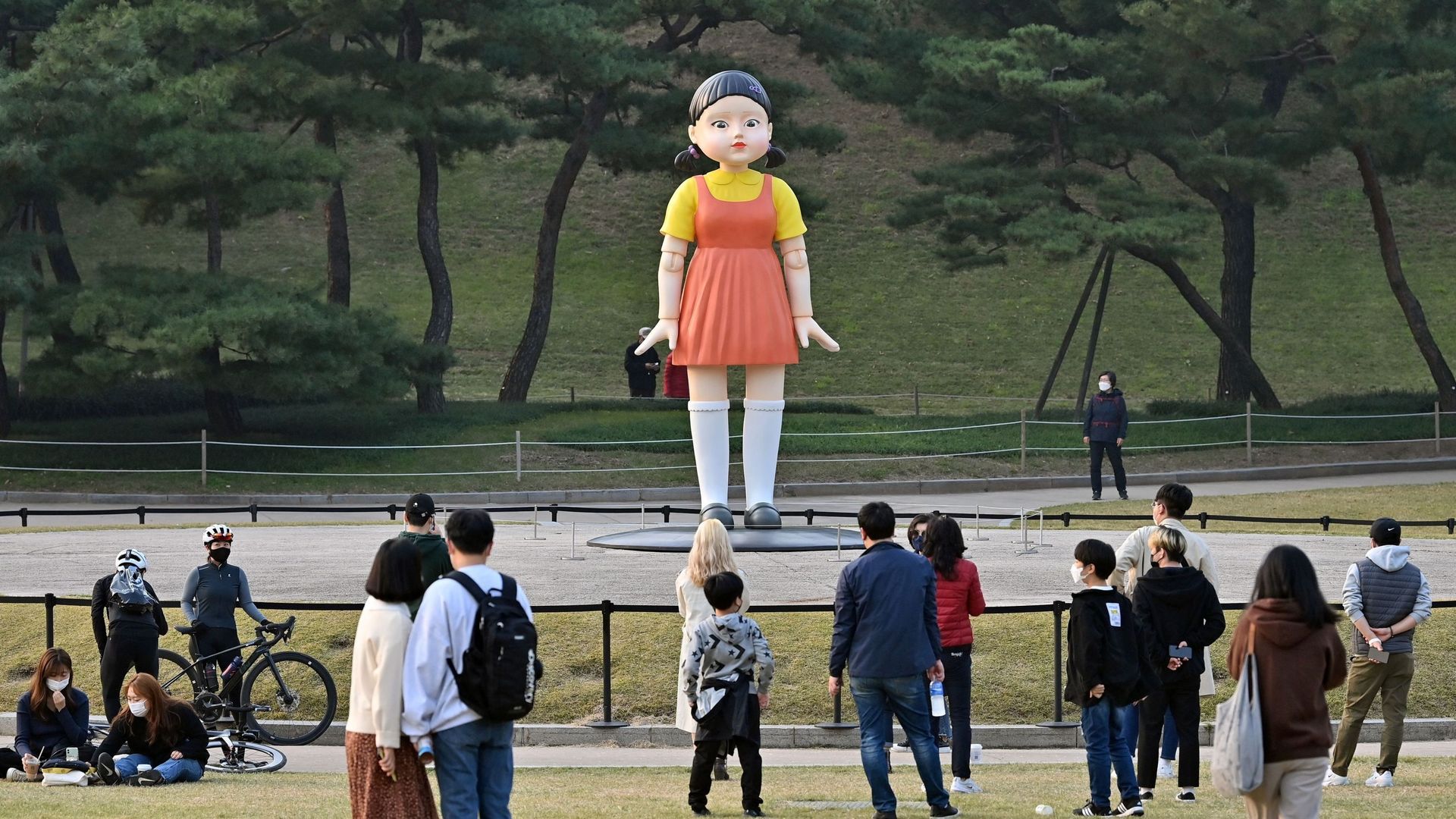 La poupée nommée 'Younghee' – présentée dans la série Netflix "Squid Game" – exposée dans un parc à Séoul le 26 octobre 2021. Jung Yeon-je / AFP