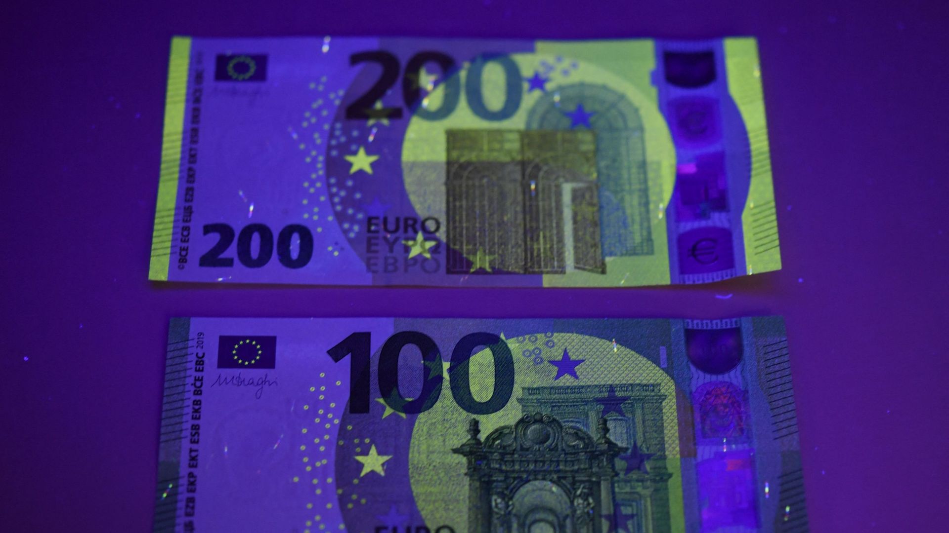 Les billets de 100 et 200 euros de deuxième génération, lancés en mai 2019, sont plus difficiles à imiter notamment pour leurs impressions qui n’apparaissent qu’aux lampes UV.