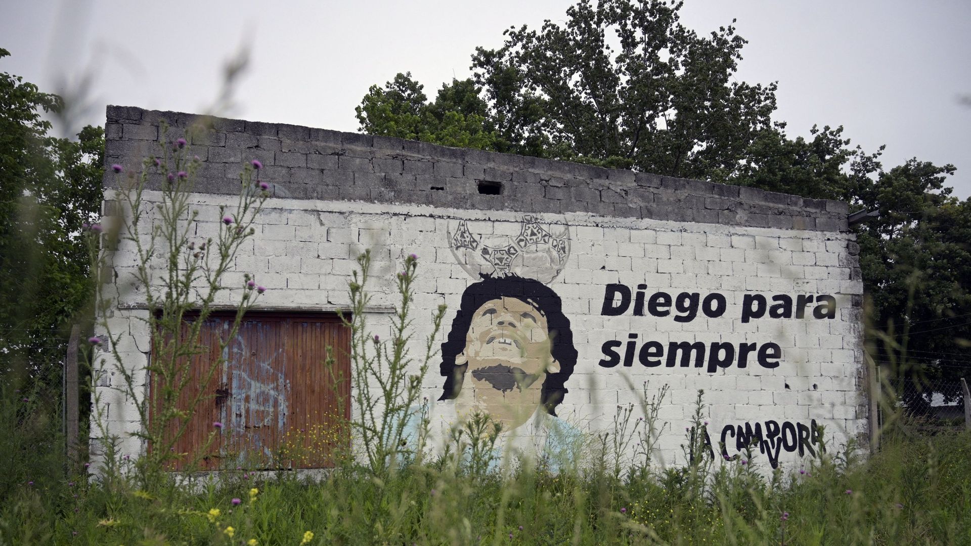 Une peinture murale représentant la star argentine avec une légende qui dit « Diego pour toujours » est vue sur un mur à Chascomus, à environ 120 km au sud de Buenos Aires.