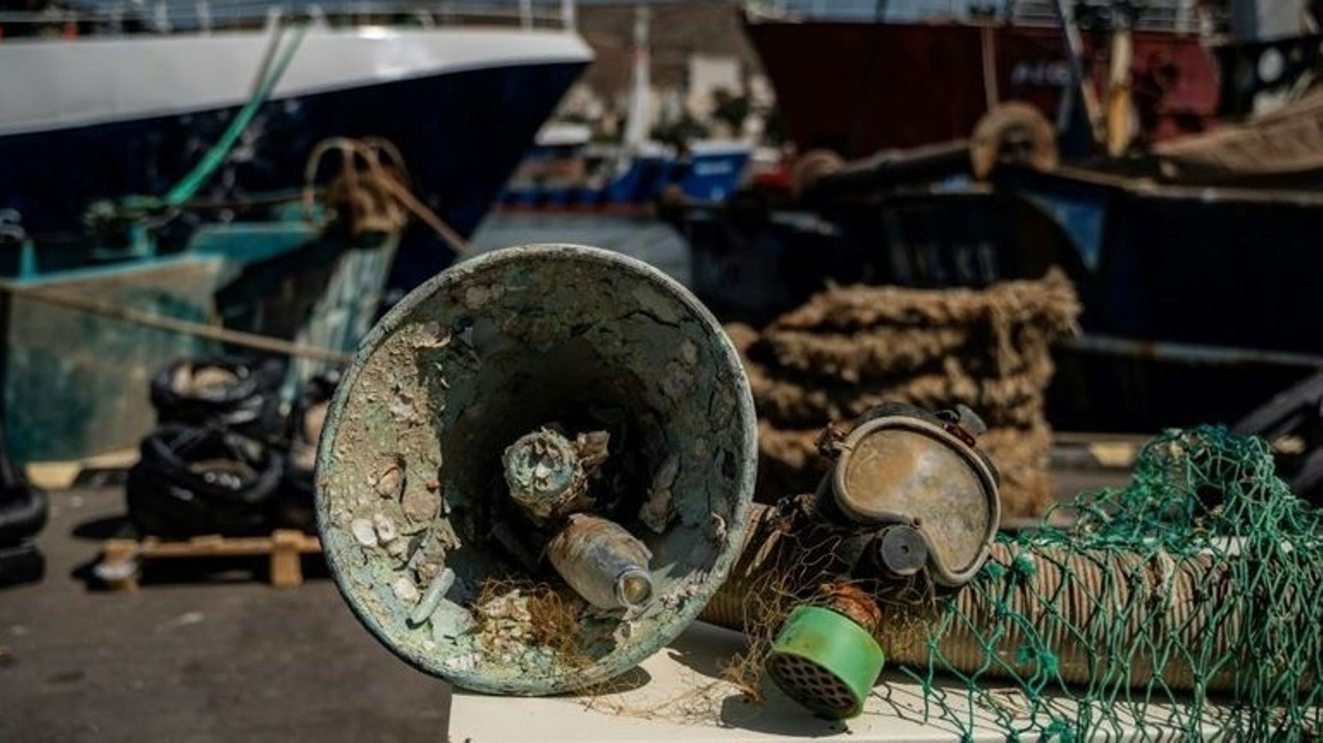 Grèce : dans les filets des pêcheurs, des sardines et beaucoup de plastique