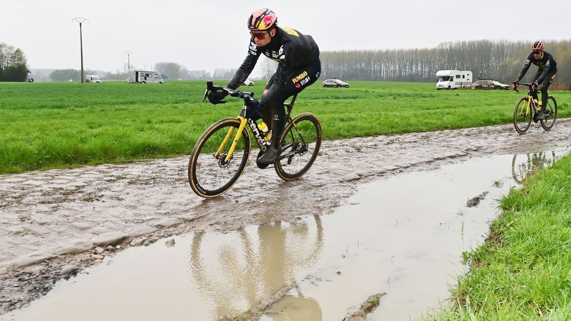 Wout van Aert en action lors des reconnaissances de Paris-Roubaix