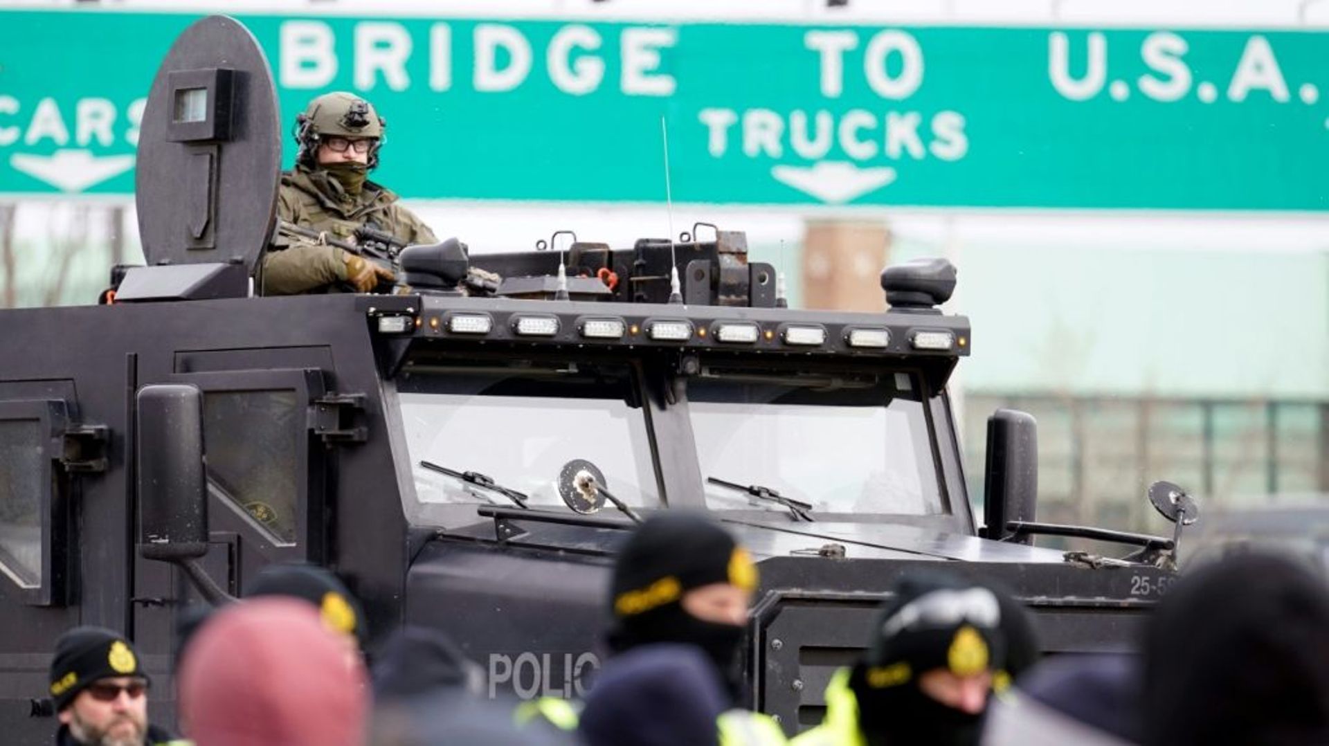 La police canadienne évacue le pont Ambassador, à Windsor (Canada), le 12 février 2022