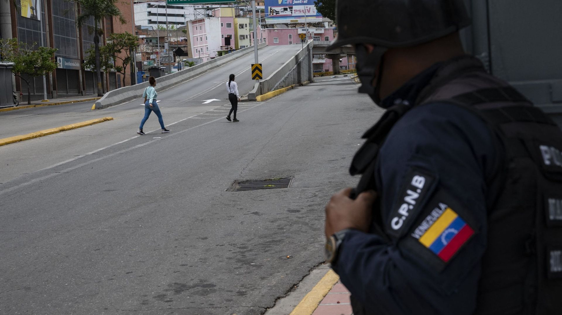 Policier surveillant une rue de Caracas, au Venezuela, ce 8 juillet 2021