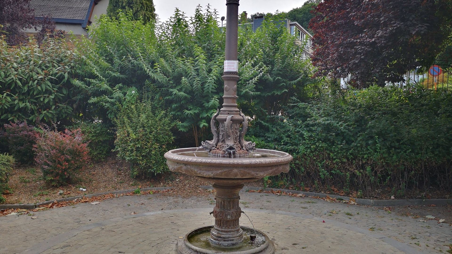 Une fontaine d'eau potable destinée aussi aux animaux au départ de la promenade conduisant au Sart-Tilman