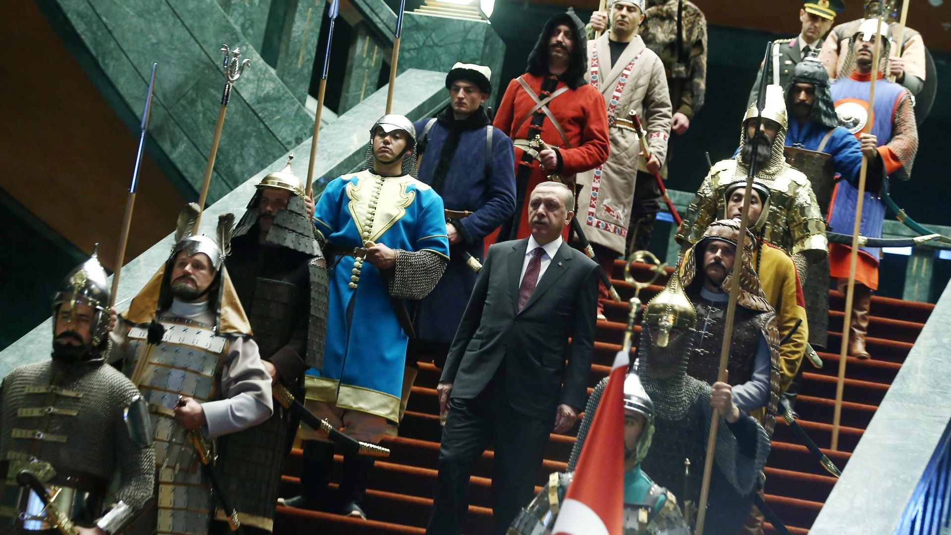 Le président turc Recep Erdogan sur les marches de son majestueux palais présidentiel d’Ankara entre une haie de guerriers en vêtements d’époque. 