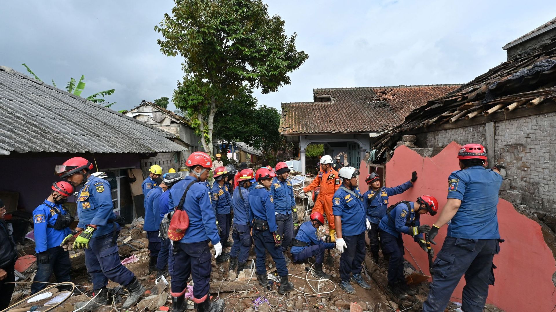 Des secouristes s’efforcent de retrouver un enfant disparu dans les décombres d’une maison effondrée à Cugenang, à Cianjur, dans l’ouest de Java, le 24 novembre 2022, à la suite du tremblement de terre de magnitude 5,6 survenu le 21 novembre.
