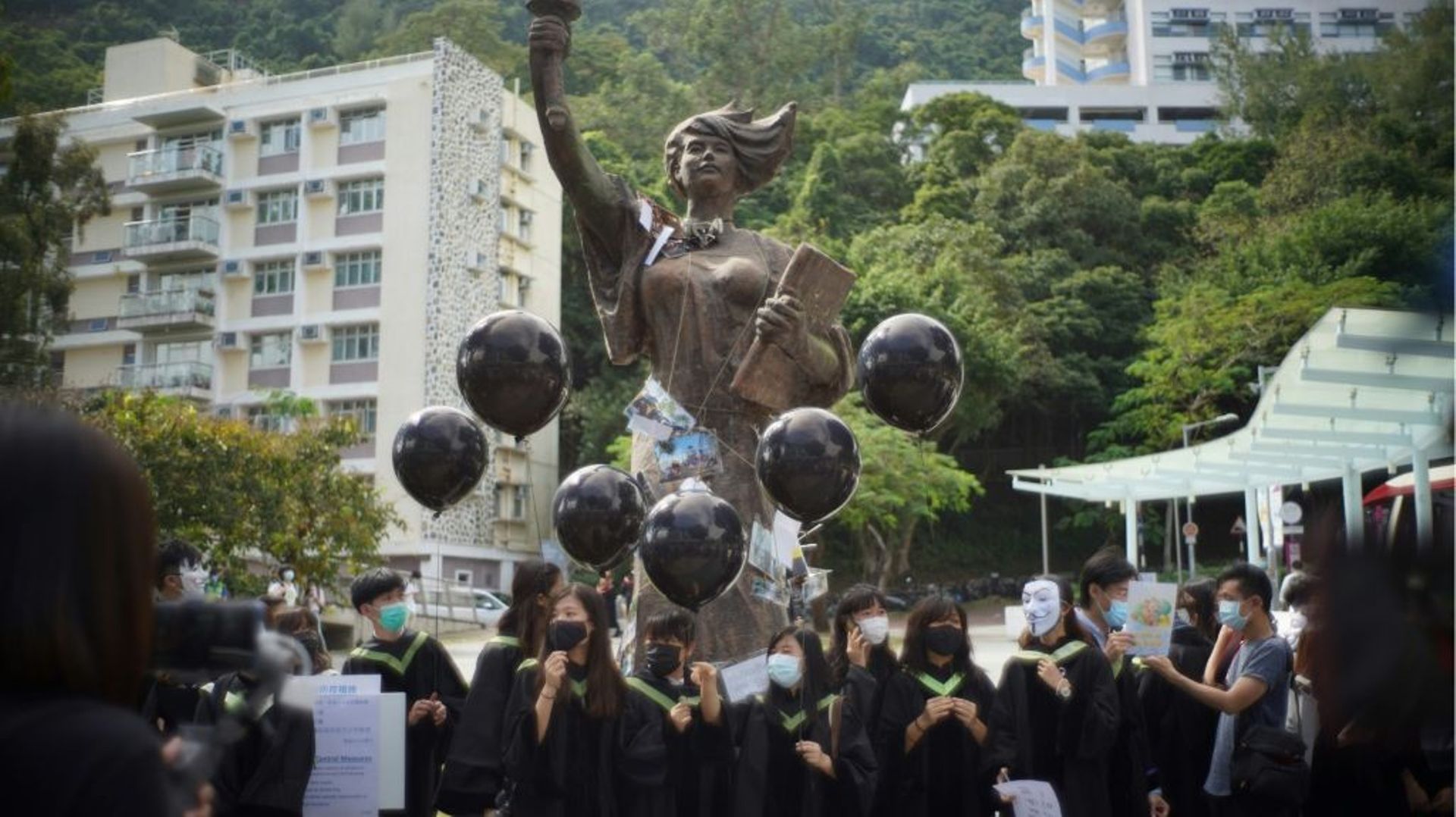 Etudiants manifestant devant la Déesse de la démocratie sur le campus de l’Université chinoise de Hong Kong, le 19 novembre 2021