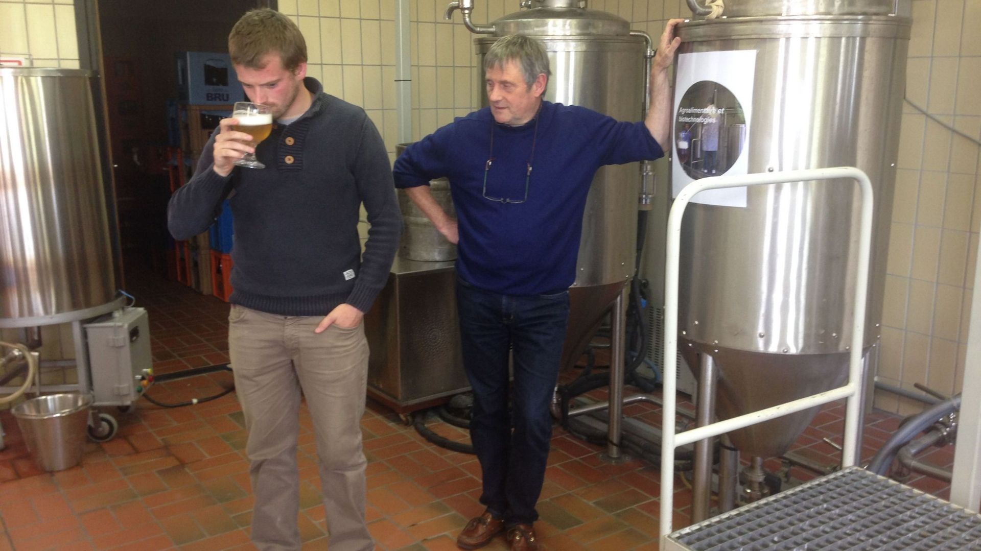 Olivier Guerry (Institut supérieur industriel et agronomique de Huy) et François Tonglet (Brasserie Caracole) affinent la recette d'une bière sans gluten