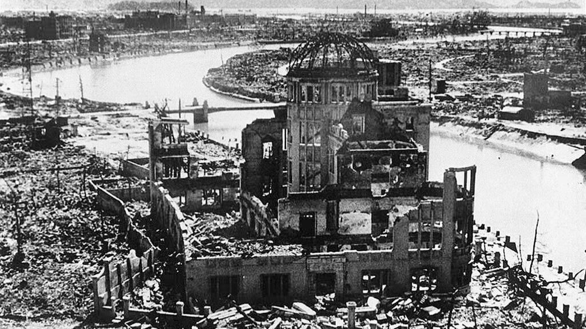 Hiroshima, au lendemain de l'explosion nucléaire d'août 1945. 75 ans après la première bombe atomique, la course à l'armement nucléaire est loin d'être enterrée. 
