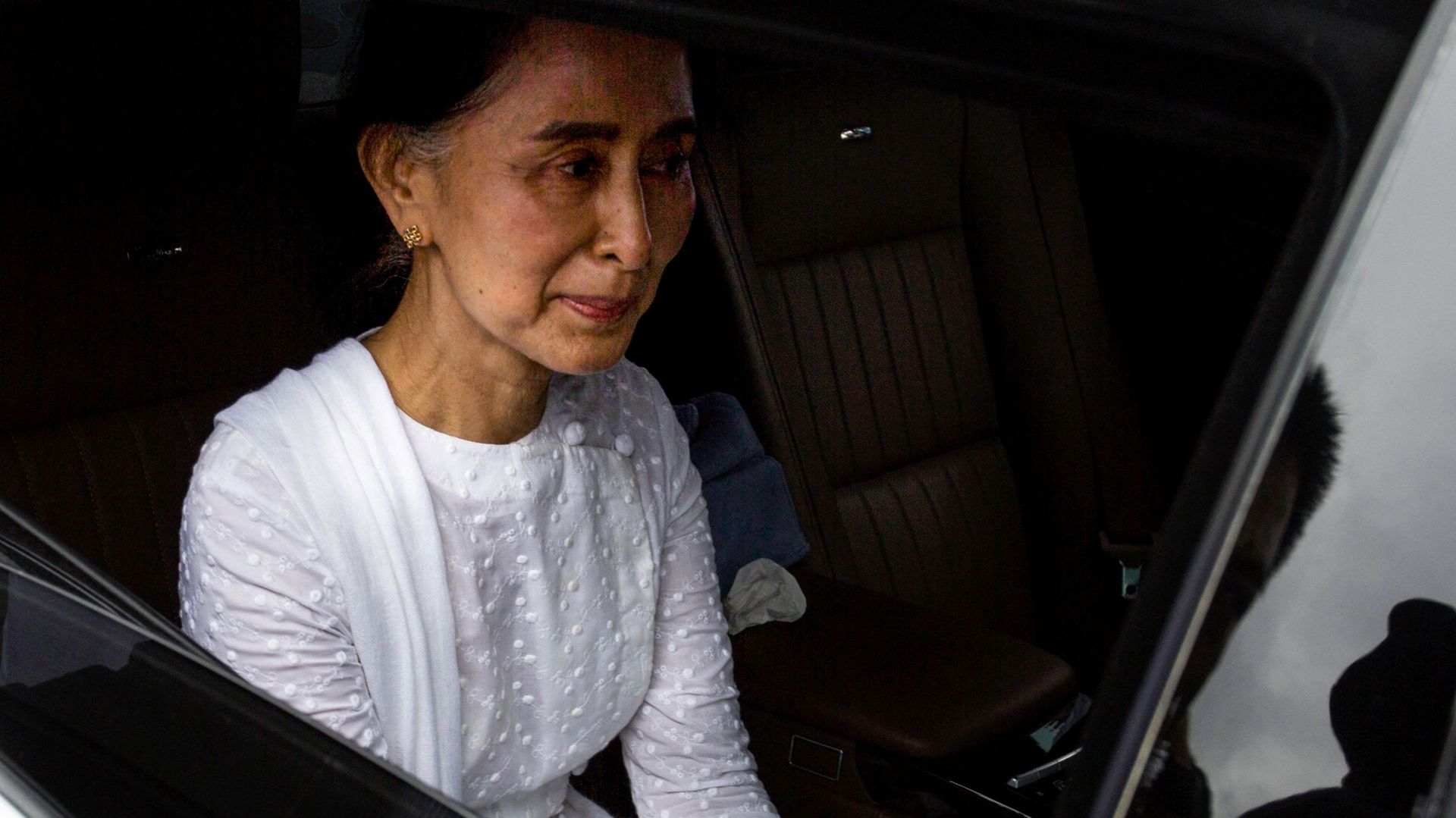 Sur cette photo d'archives prise le 17 août 2017, la conseillère d'État du Myanmar, Aung San Suu Kyi, quitte les lieux après avoir assisté au service funéraire de l'ancien président du parti de la Ligue nationale pour la démocratie (LND), Aung Shwe, à Ran