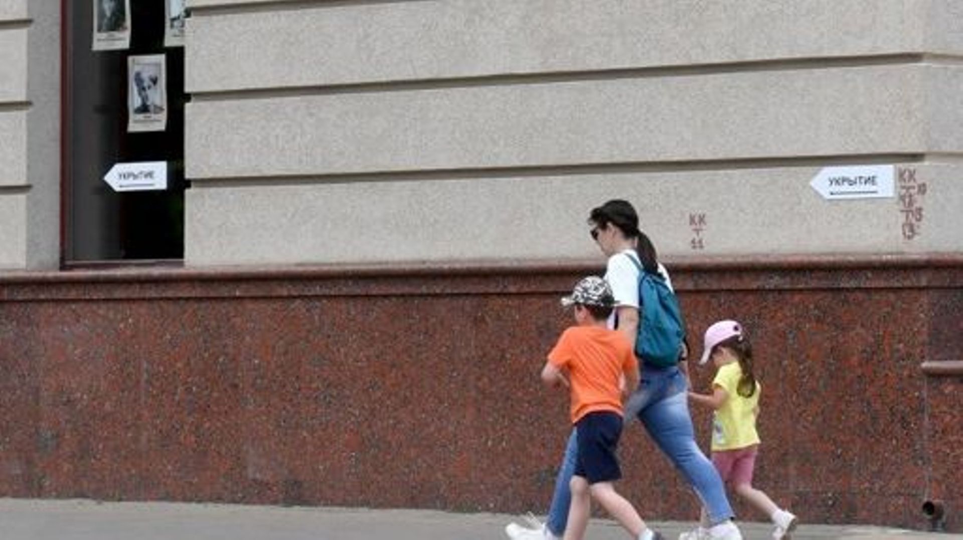 Une femme et ses enfants passent devant un panneau indiquant "Abri" dans la ville russe de Belgorod, à environ 40 km de la frontière avec l’Ukraine, le 27 mai 2023