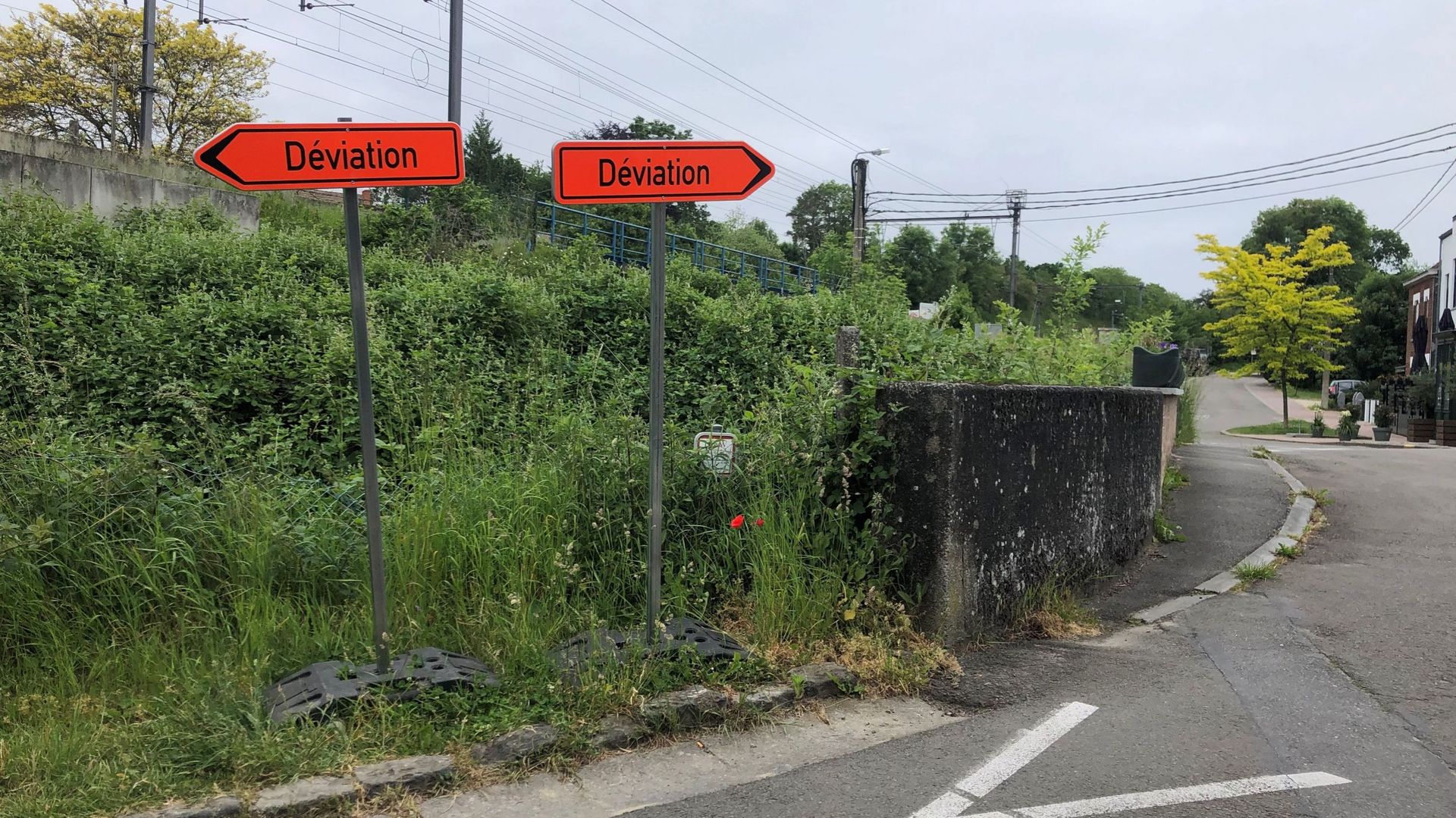 Il faudrait savoir ! Deux panneaux déviation opposés sur une route à la Roche 