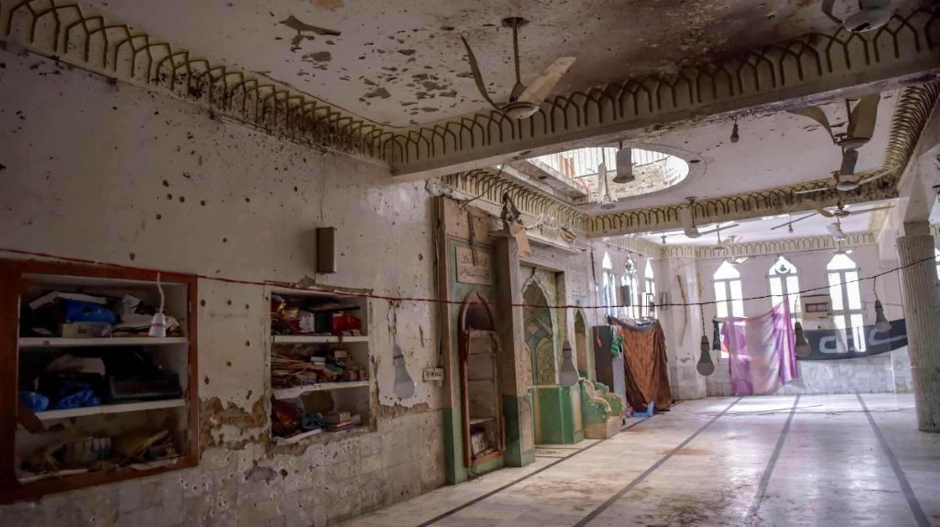 L'intérieur d'une mosquée chiite de Peshawar, au Pakistan, le 5 mars 2022, au lendemain d'un attentat revendiqué par l'EI, qui a fait plusieurs dizaines de morts