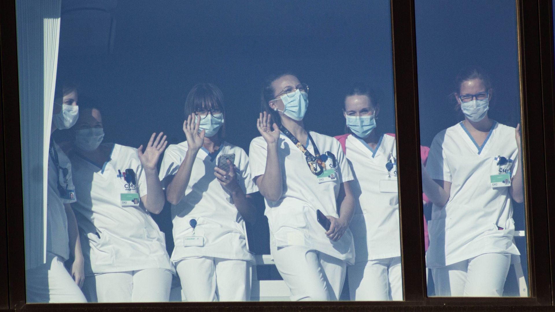 Coronavirus : porter un masque chirurgical sous le menton est une pratique dangereuse