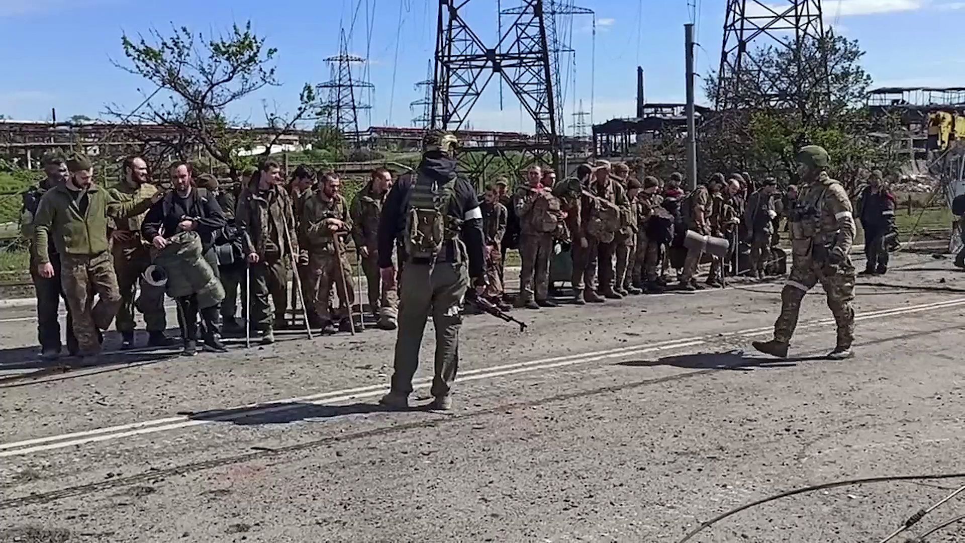 Des combattants ukrainiens quittant le site d’Azovstal de Marioupol sous la conduite de militaires pro russes le 18 mai 2022.