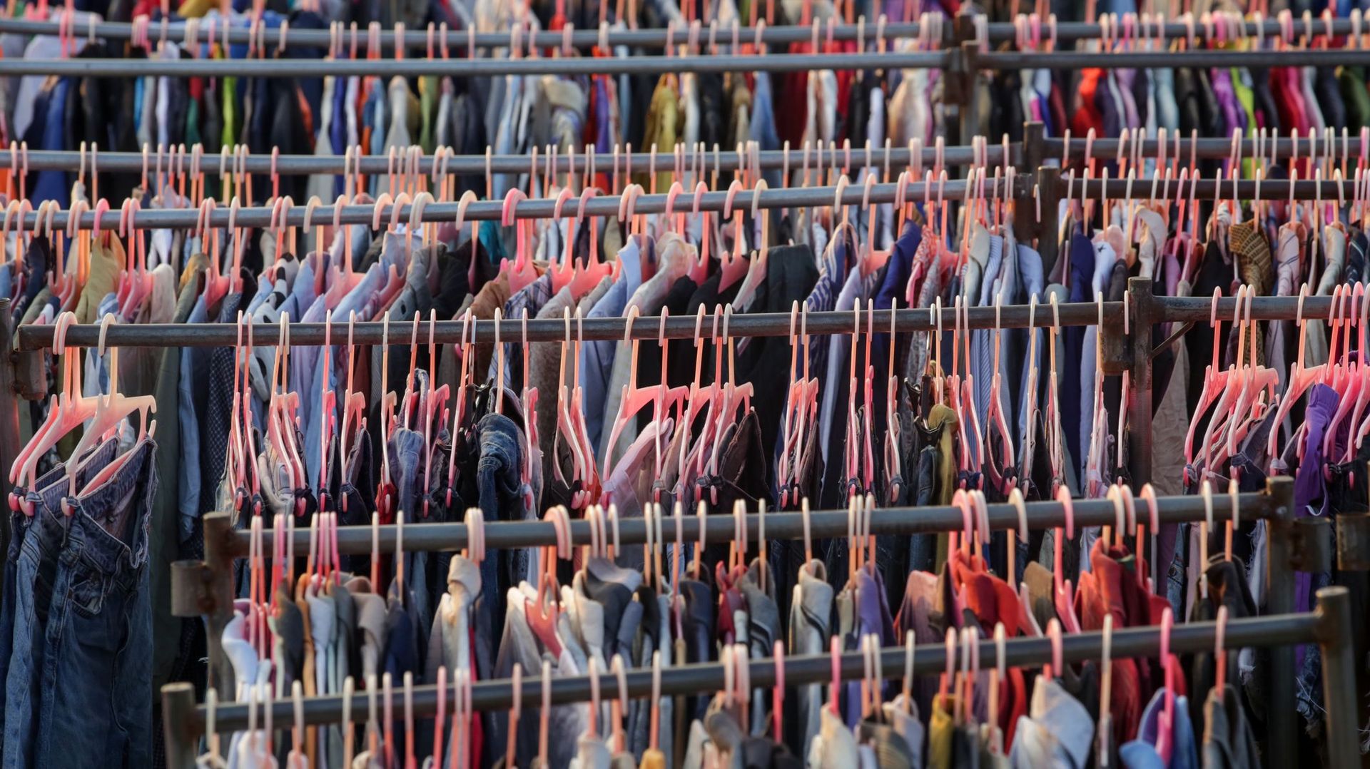 Le Parlement européen s'apprête voter un texte contre le gaspillage alimentaire et les déchets textiles