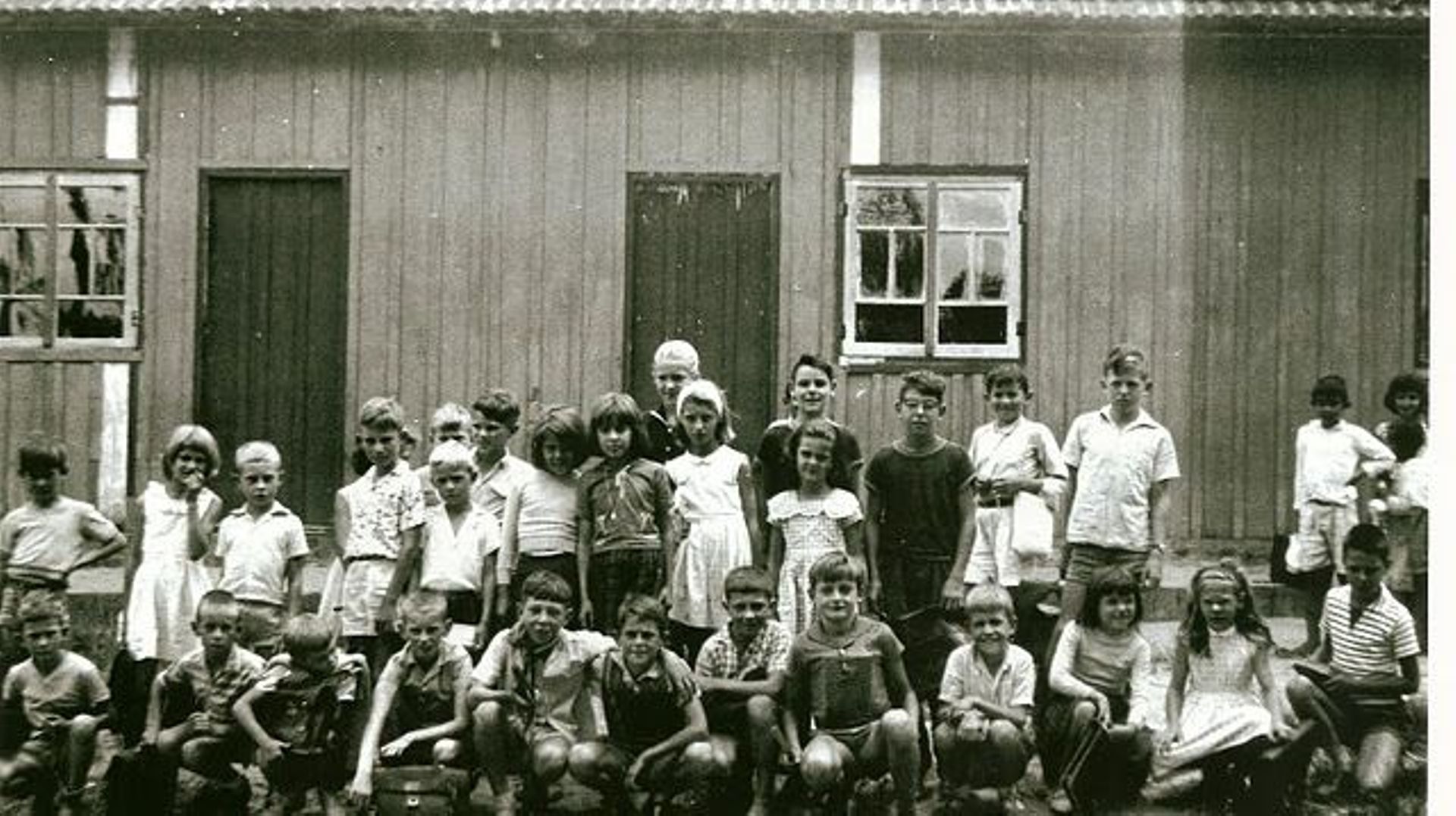 Une classe devant l'école en bois de Monte Alegre, fondée par les Belges. C'est ici que les enfants ont commencé à apprendre le portugais. Photo prise en 1962. 