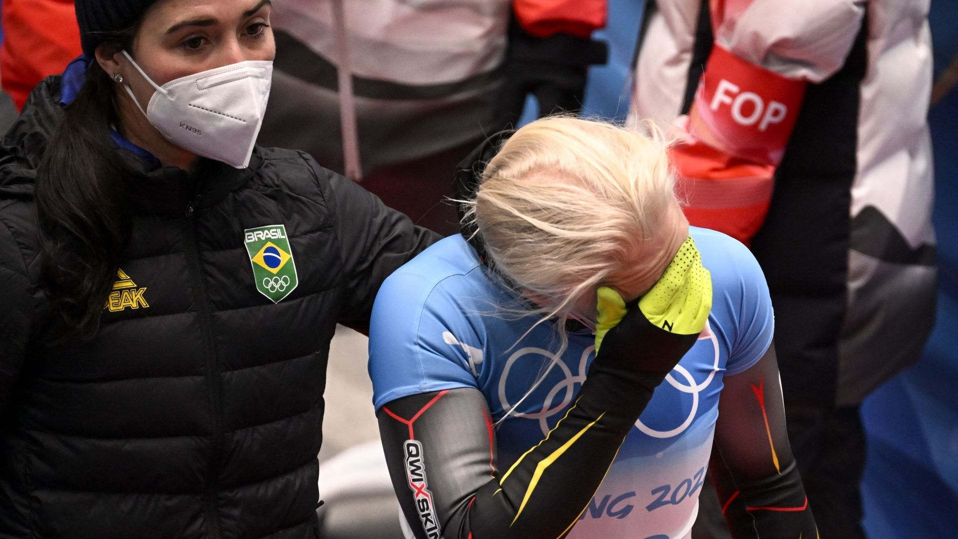 Kim Meylemans, déçue de sa performance lors de son dernier run, est consolée par son amie brésilienne Silveira, 13e.