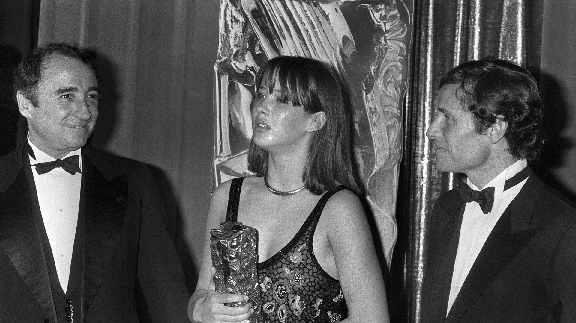 L'acteur, Sophie Marceau (qui a reçu le César du meilleur espoir féminin) et Jacky Ickx à la cérémonie des Césars de 1983.