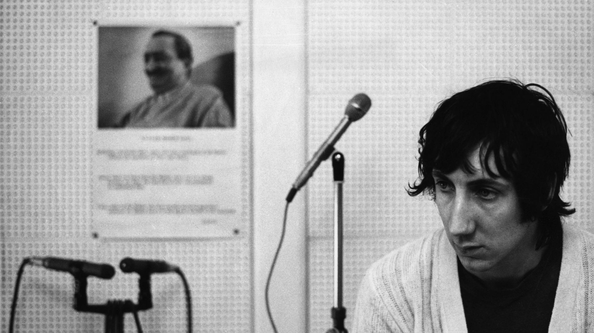 Pete Townshend dans son home studio en 1969. Derrière lui figure un portrait de son gourou Meher Baba.
