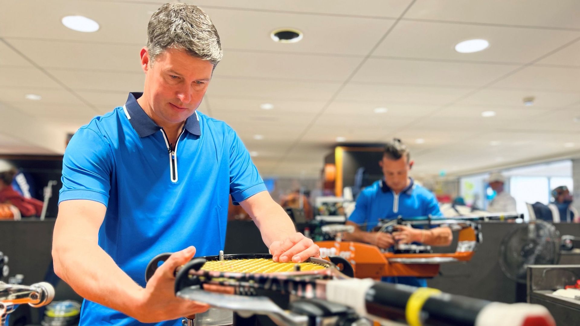 Wim Janssens a un magasin de cordage de raquettes à Anvers. Le Belge est pour la deuxième année consécutive, cordeur officiel à Roland Garros. 