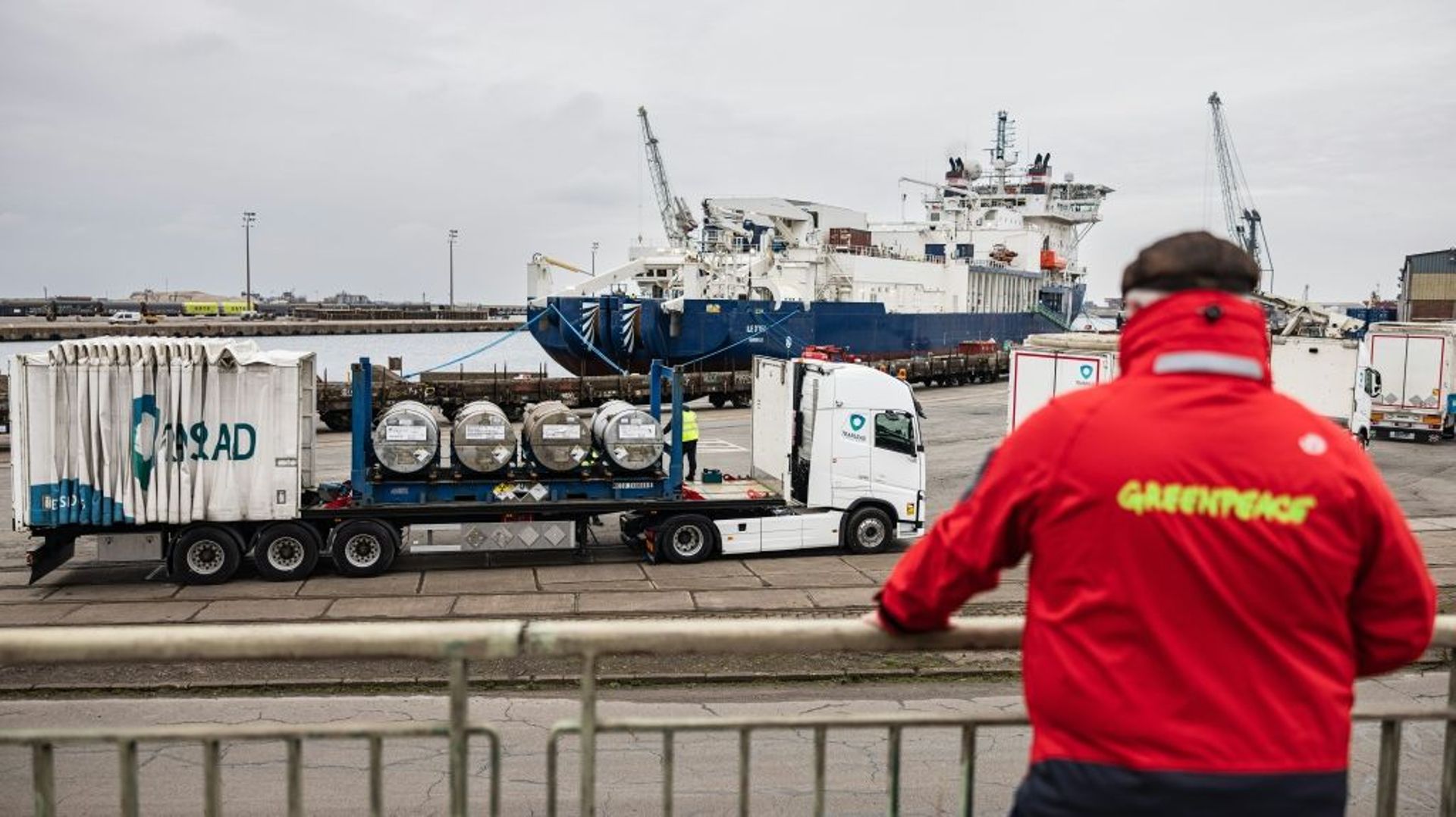 Un militant de Greenpeace sur le port de Dunkerque où une cargaison d’uranium enrichi en provenance de Russie a été livrée, le 20 mars 2023