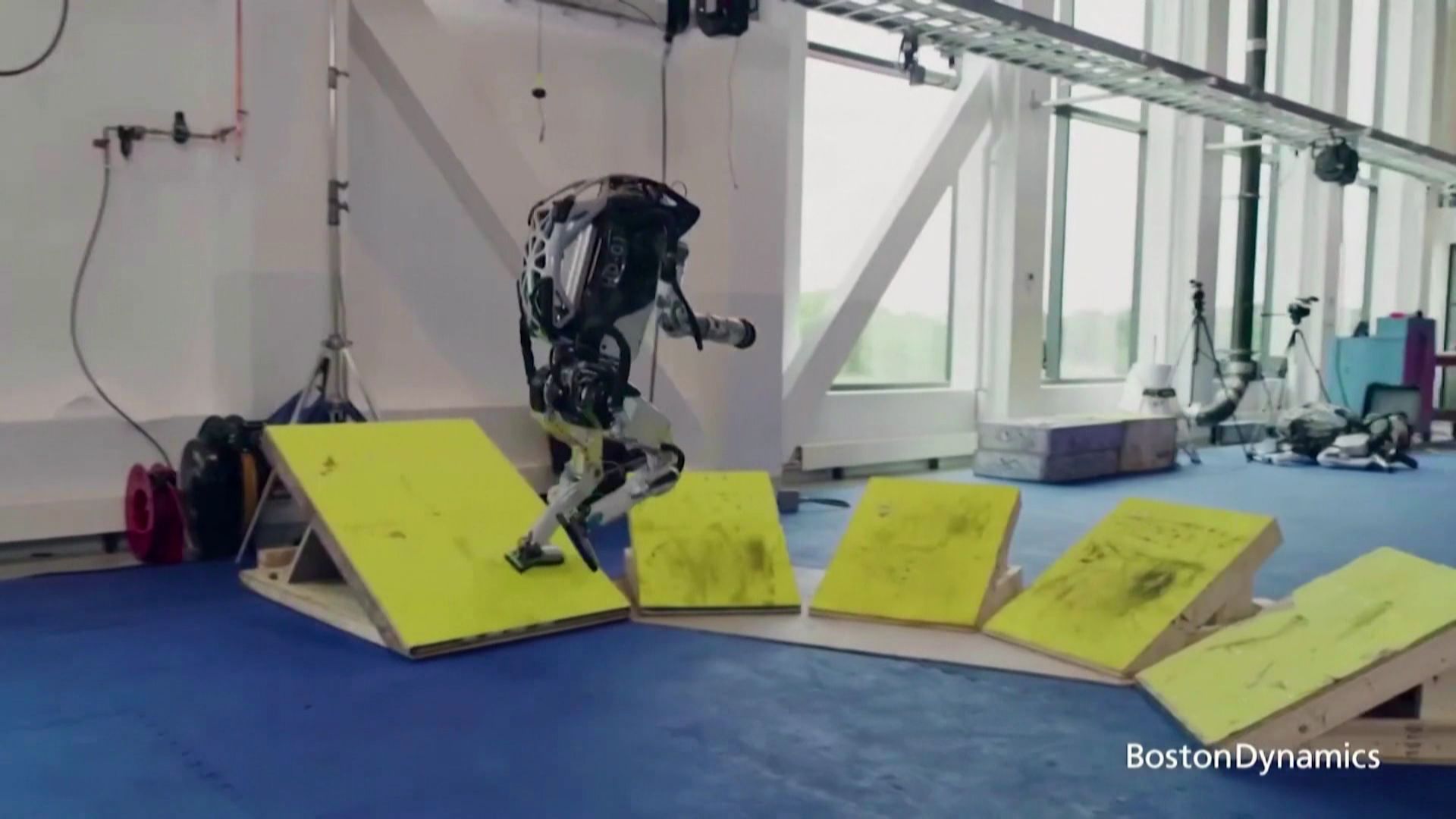 Atlas, le robot développé par Boston Dynamics est capable de courir et de sauter avec agilité.